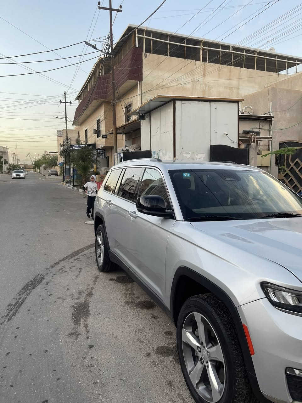 سيارة جيب كراند شيروكي (لاريدو) موديل 2022 وارد امريكي حادث بجم بدون ايرباك 7 راكب 4 ويل مكينة 3.6 v6.  كامرة خلفية (HD) حساسات تحذيرية دفع رباعي للعجلات تحذير خروج عن المسار رادار امامي نظام النقطة العمياء تدفئة بالكشنات تدفئة بالستيرن شاشة دجتال شاشة كبيرة قياس 10.1انج نظام خرائط ( GPS ) كشافات ضباب زنون شفتات تحكم بالستيرن كير ماوس نظام صوتي Alpine مكيف خلفي مع وحدة تحكم منفصلة دخول ذكي( بصمة ) رقم بصرة 
تلفون ***********
