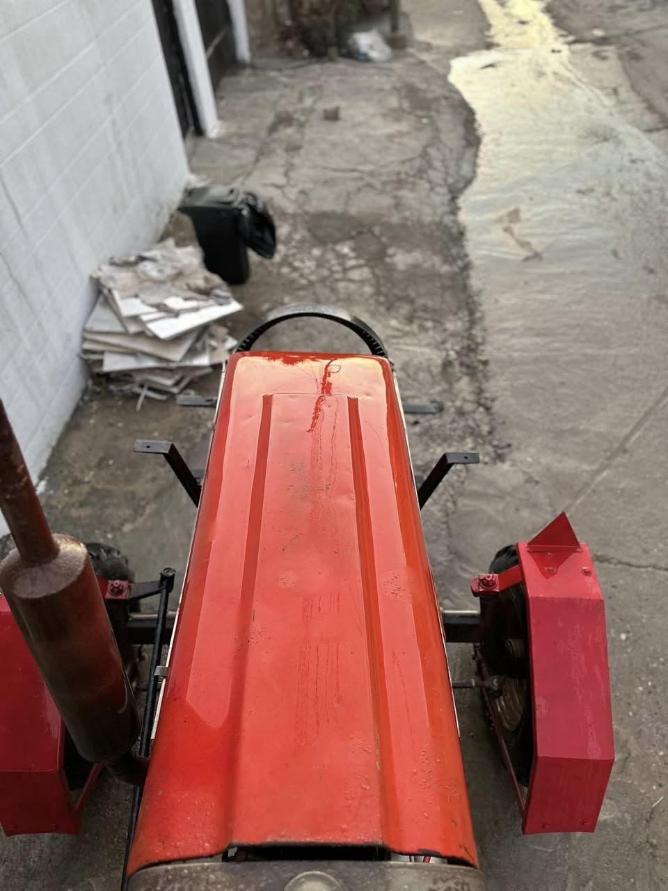 تراکتۆر مۆدێل ٨٨
هەموو گیانی بەشەرتە تایەکانی نوێیە گزۆز بیلادیە لەسەر دەقی بیلادی ماوەتەوە ڕنگی بیلادیی خۆیەتی لەپێشیی هەتا پشتی بەشەرتە نوقستانی تیانیە بەس ئەو دەعامیەی لەگەڵ نیە  ٦٠ گەڵاو مەعامەلەیکی برایانەی تێدایە ڕەقەم تەلەفۆنیش ***********
