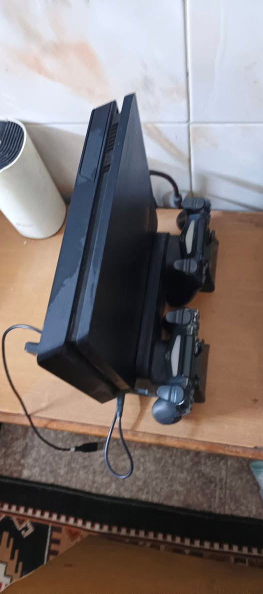 بلي ستيشن 4 سلم مهكر هارد داخلي ( 500 ) والخارجي (1 تيرا )بي مجموعة ألعاب ضخمة مع قاعدة شحن وتبريد مع ثلاث جوستكات للبيع


**إذا كنت صاحب هذا الإعلان وتريد حذفه لأي سبب، رجاءا أرسل رسالة إلى الدعم الفني**