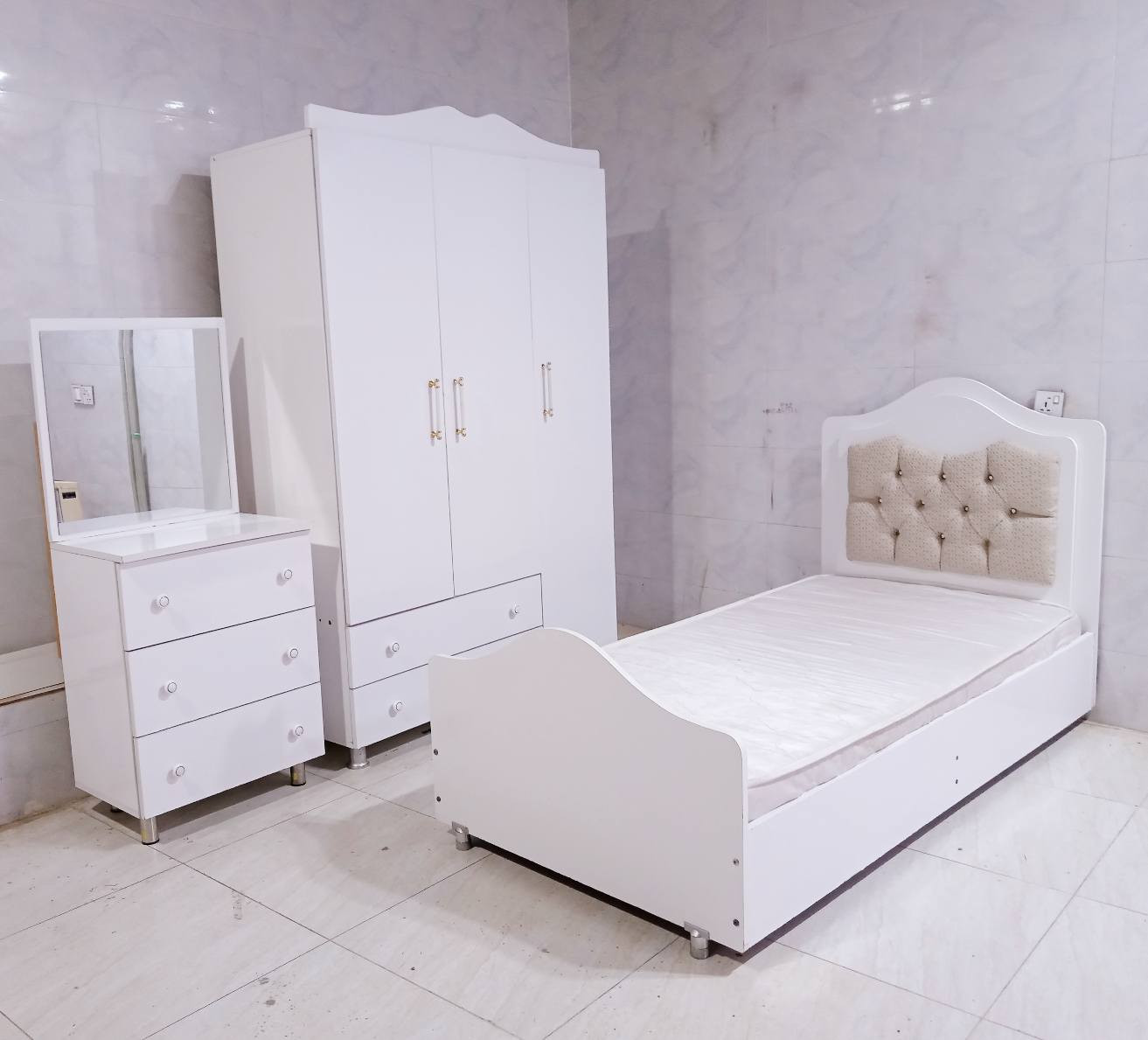 نوستنی گەنجانە
پاکوبێعەیب
نرخی 175 هه زار
***********
سلێمانی السليمانية, العراق
