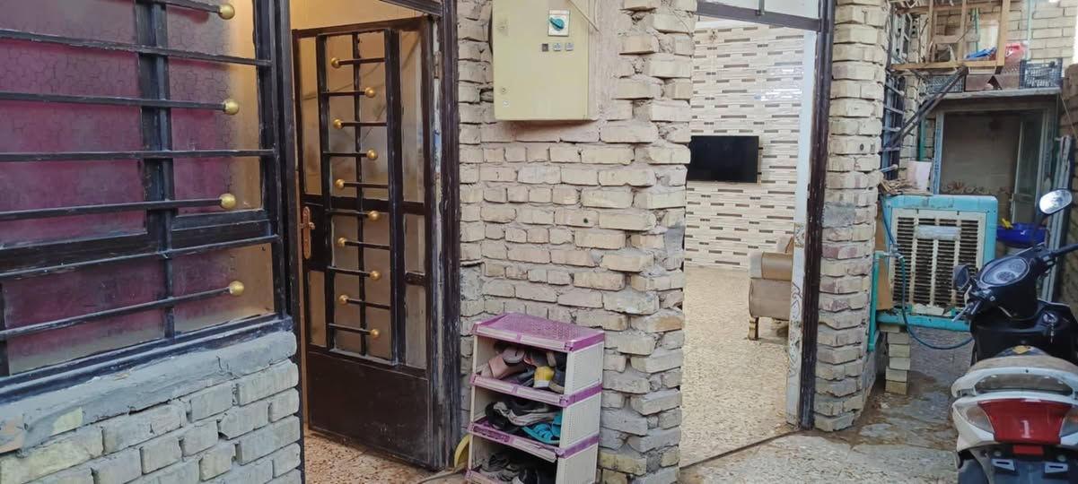 بيت #ركن المساحه ١٠٠ متر مربع طابقين
خدمات كامله عدا التبليط وراح يوصل النه 
ما بيه اي نقص 
 العنوان البلديات الضباط الثانيه الزراعي 
قرب #المحطه_الصفرة
#للاستفسار *********** بغداد, العراق
