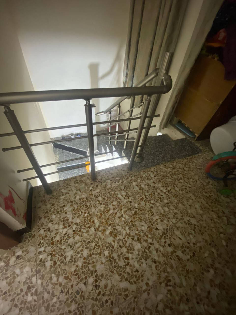 بيت 50 متر غرفتين نوم واستقبال ومطبخ وخدمات 
الموقع / هياكل حي الفرات قرب خدمي المطار ثاني فرع عن الخدمي البيت عله تشجير 
البيت بناء حديث 2020 وبناء درجه اولى
***********
