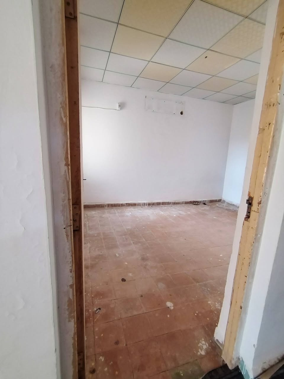 طابقين
المساحة 220 متر

يحتوي 4 غرف نوم
توجد غرفة جبيرة طولها 9 متر

مطبخين
حمامات ومرافق
استقبال
ديوانية
كيزر ماطور
كراج للسيارة
حديقة
سقيفة
سطحين
تانكين طنيين
كهربائيات مجاري سليمة....

العنوان // الجنينة / قرب السوك/ شارع مصلحة
***********
