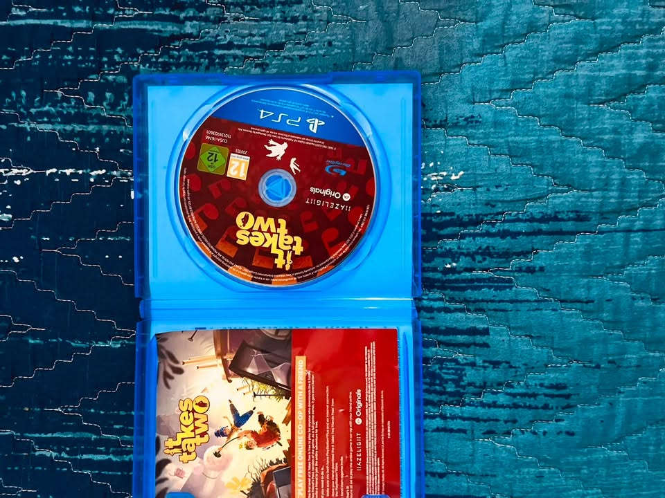 السلام عليكم بلي 4 سلم للبيع
ذاكرة 500GB
كامل ملحقات مع كارتونه 
وياه fifa 26 و GTA 5 و it takes to
الجهاز نضيف جدا ومامفتوح 
السعر 250 الف قفل او مراوس ب سيريس اس مع فرق 
***********
مكاني بغداد المشتل
