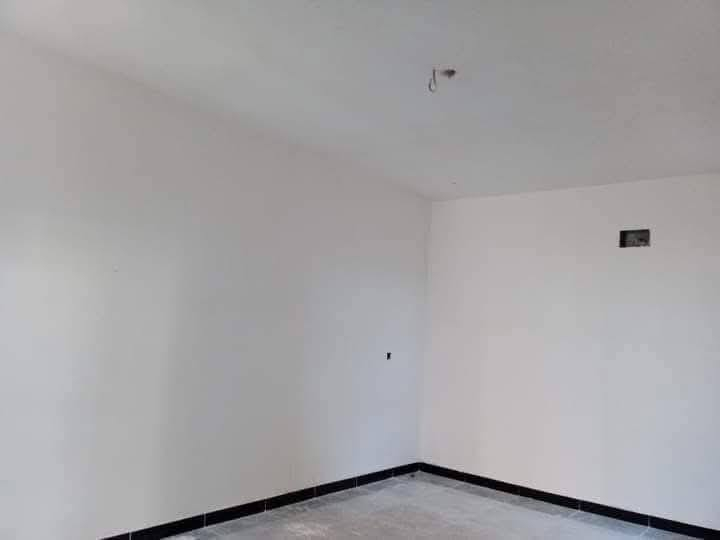 سلام عليكم خلفه الباخ وبياض وجص متفرق الي عنده الباخ يخابرني ويدلل ***********
