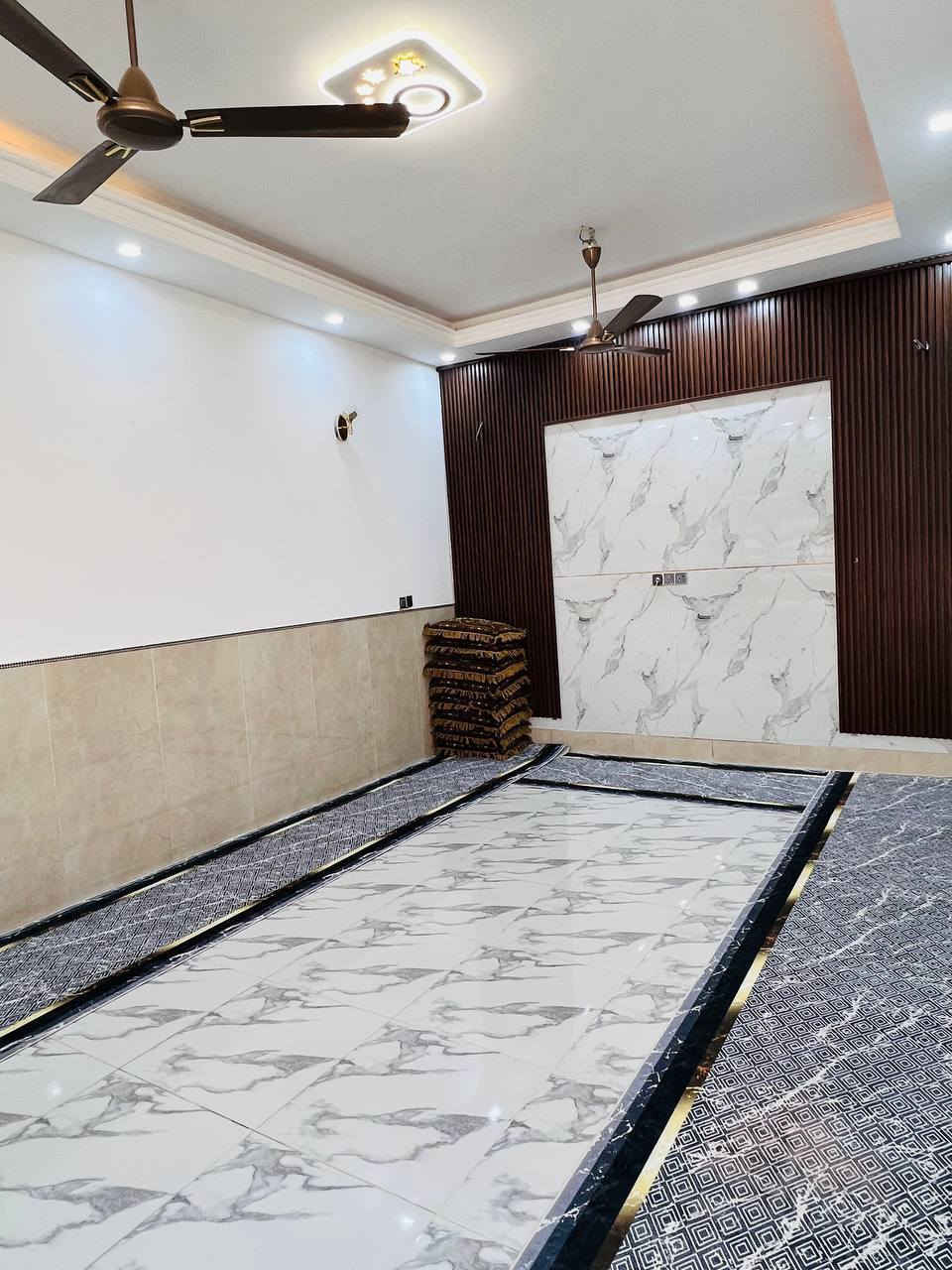 بيت جديد للبيع على طريق السنيه مساحة 200م بناء 2غرف وصاله مطبخ واستقبال وحمام طارمه حلوه تفاصيل أكثر على رقم ***********
