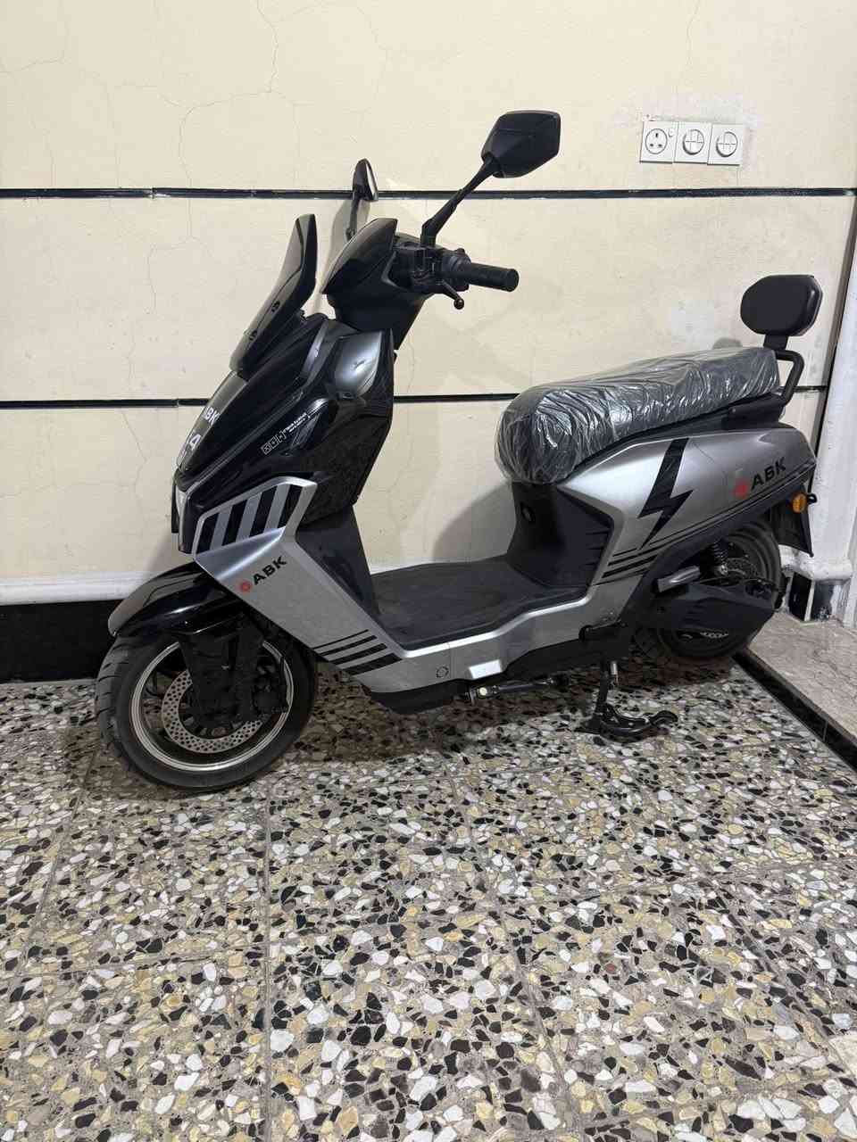 سلام عليكم دراجه شحن للبيع 
صار سبوعين من نزلتهه سرعه 110حقيقي 
بطاريه ليثيوم 45امبير ملف 2500
سعر 1250 او بيهه مجال خابر ودلل 
***********
