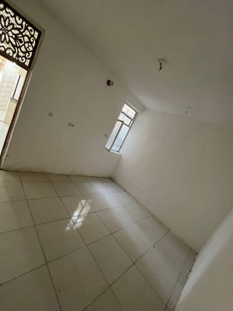 مشتمل مساحة 100م طابو زراعي سند 25 تحويل مباشر يحتوي على غرفة نوم استقبال كلدور مطبخ مجمع صحيات خارجي وداخلي بيت ماناقص اي شي كما موضح بل صور عنوان حله ورديه شارع الغسل قرب شارع المشجر السعر 45 مع المجال للاستفسار *********** +  ***********
