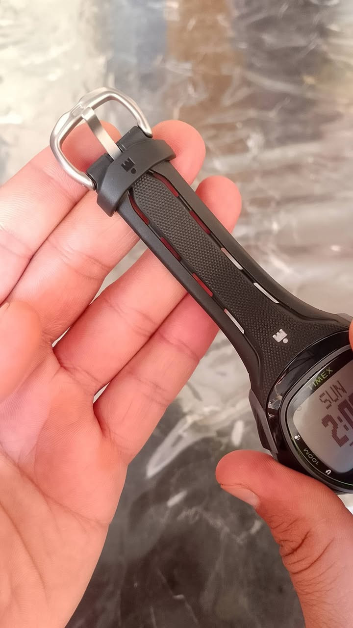 Timex Ironman Sleek 150.
مع العلبة والملحقات 
 مواصفات وميزات الرئيسية: 
الماركة والطراز: تايمكس ايرون مان سليك
مادة الهيكل: الراتنج (Resin).
لون الهيكل والسوار: أسود.
مادة السوار: بلاستيك/مطاط/سيليكون عالي المرونة ومقاوم للماء ولا يمتص العرق.
الكريستال (الزجاج): أكريليك.
مقاومة الماء: حتى عمق 100 متر (330 قدم).
الميزات والوظائف
تقنية TapScreen: تتيح التحكم في ساعة الإيقاف والمؤقتات عن طريق النقر على شاشة الساعة. 
ساعة إيقاف (Stopwatch): مع ذاكرة تصل إلى 150 لفة (Lap Memory). 
مؤقت الفاصل الزمني مع عداد تكرار تلقائي. 
تنبيهات الترطيب والتغذية (Hydration and Nutrition Alerts) لتذكيرك بإعادة التزود بالوقود. 
3 منبهات متعددة الوظائف مستقلة. 
مؤقتات: مؤقت للعد التنازلي ومؤقتات للتدريب المتقطع
الإضاءة الليلية: تقنية INDIGLO تضيء قرص الساعة بالكامل. 
مناطق زمنية مزدوجة: إعدادان للمنطقة الزمنية لتسهيل السفر. 
نظام سهل الاستخدام: قائمة نظام قائمة على القوائم سهلة الاستخدام. 
شاشة كبيرة: شاشة كبيرة بأرقام كبيرة لسهولة القراءة. 
إدارة اللفات: نظام إدارة اللفات يسمح بالوصول السهل إلى سجلات التدريب المؤرخة.


**إذا كنت صاحب هذا الإعلان وتريد حذفه لأي سبب، رجاءا أرسل رسالة إلى الدعم الفني**