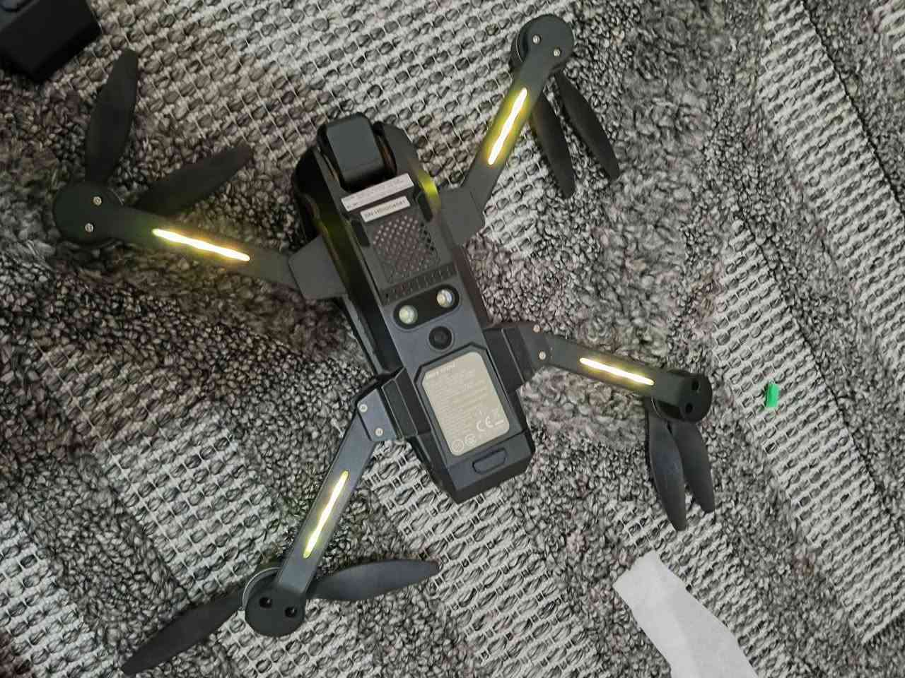 سلام عليكم طيارة درون طايرة قليل جداً دبل بطارية 🔋 لتواصل *********** أو خاص
