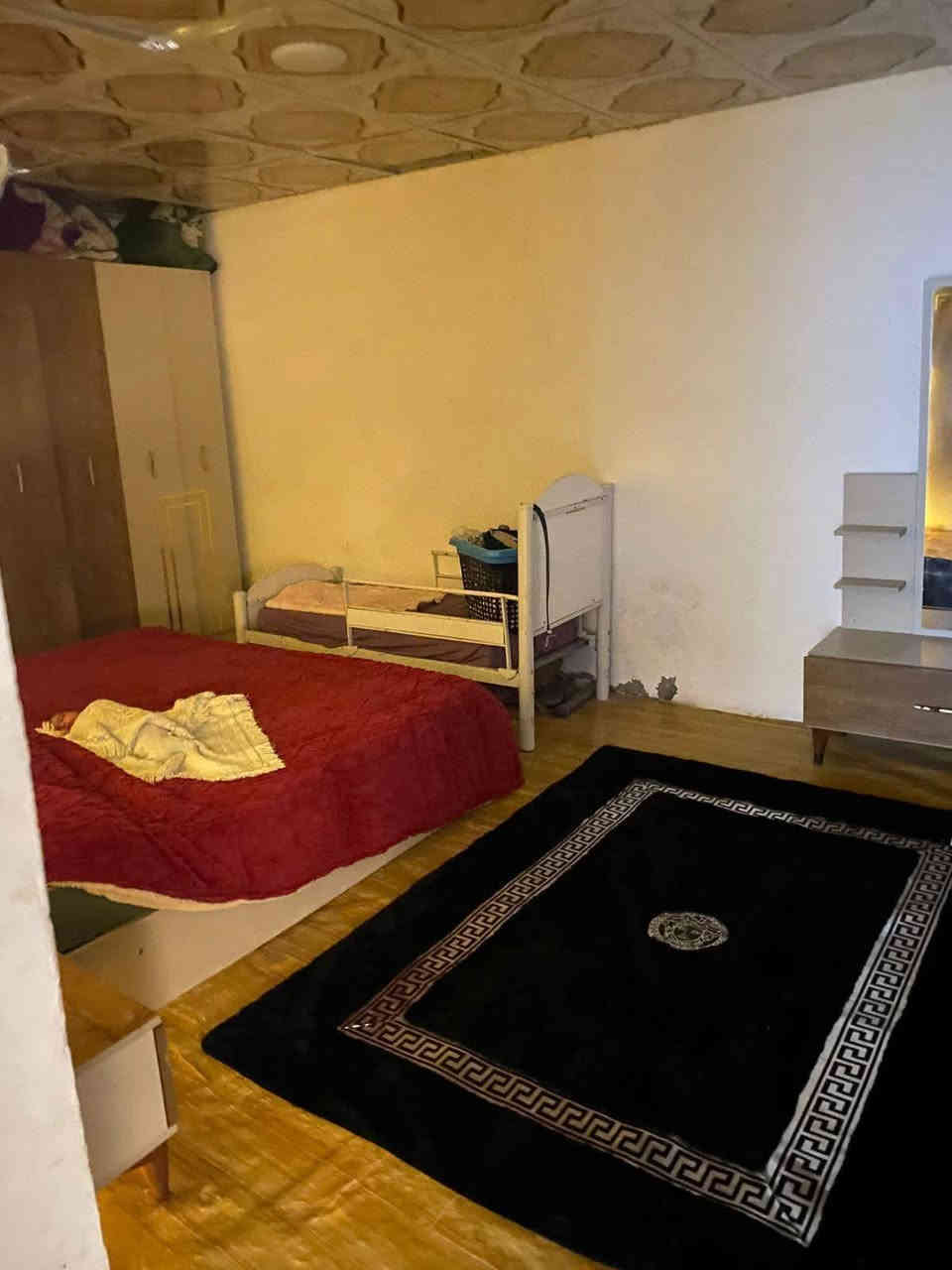 دار للبيع مساحة 110 طابو صرف  خلفية مدخل ٥متر وعرض 1متر يتكون من استقبال وصالة وغرفة نوم ومطبخ وصحيات مقابل البيت حديقة  الموقع كربلاء حي العامل المنطقة الرابعه يبعد 20 متر عن الشارع الرئيسي مال حي العامل للاستفسار الاتصال ***********
