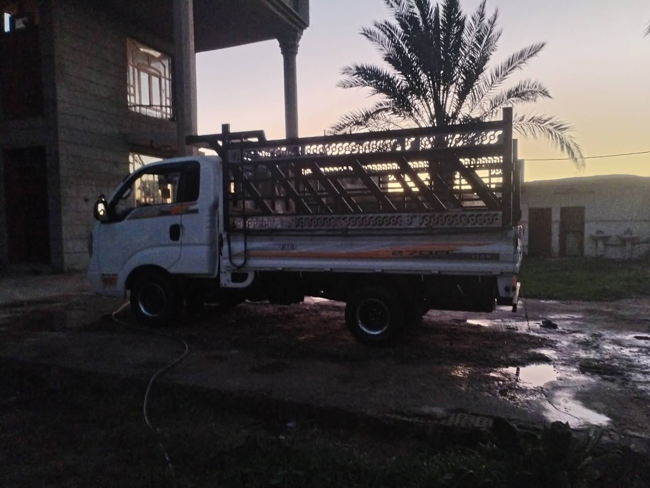 كيه ٢٠١٠ مكفوله من الحادث سياره مال جناي رقم دياله انكليزي سنويه ٢٠٣٠ محرك مكفول السعر ٩٠ وبيها مجال مكان السياره واسط صويره *********** سياره محجره وكامله
