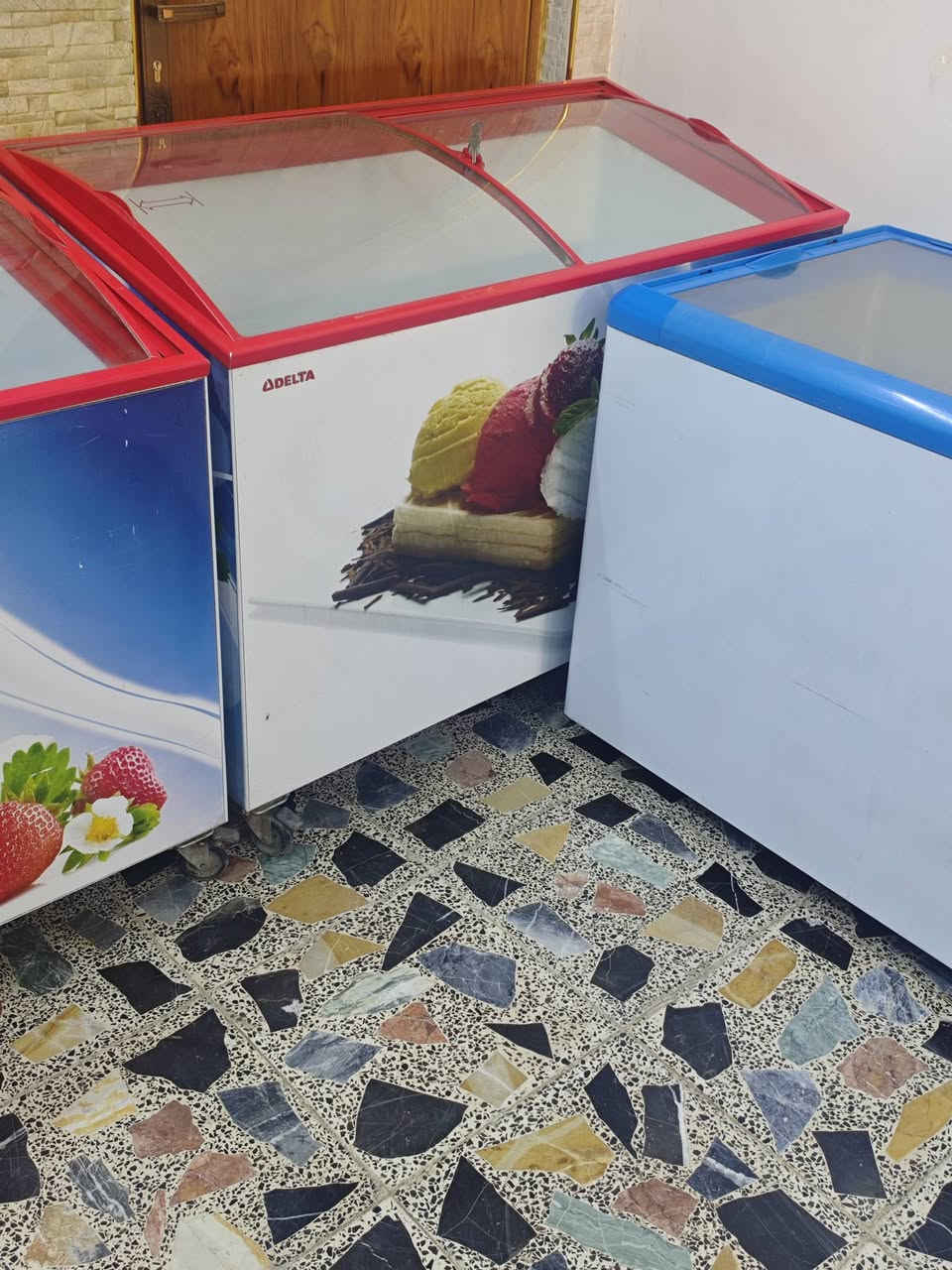 عارضات للبيع عدد 5 اخوات نفس الشكل ايكور الاصلي مامصلحات نضافة 100/100 تبريد فول+ مجمدات عدد 2 اخوات حجم 16 قدم +مجمدة حجم 20 قدم مامصلحات مكاني بغداد مدينة الصدر للاستفسار الاتصال على الرقم التالي ***********
