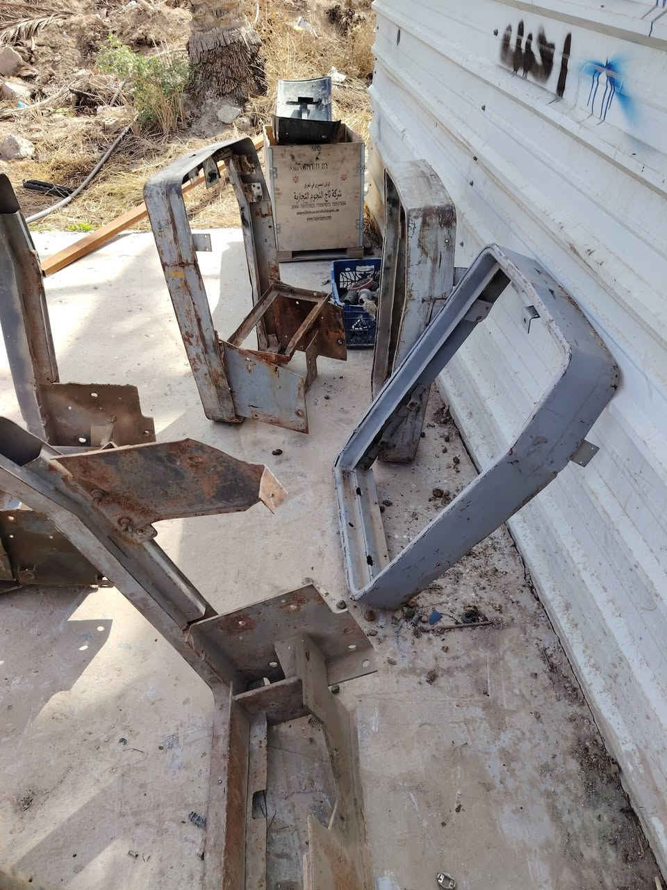 السلام عليكم يطار شباك فوركسن نكليزي و برازيلي للبيع العنوان بغداد اليوسفيه *********** و ***********
