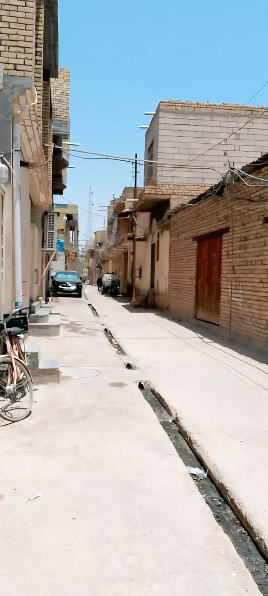 السلام عليكم

بيت للبيع  
منطقة الحويزة قرب الجامع الصغير و شارع لطفي 
 يبعد 40 متر عن شارع لطفي .
مساحة 87 متر مربع .. ديوانية بناء جديد وغرفتين فوك بناء جديد .. باقي البيت ( ديوانية وهول ومطبخ وصحيات ) بناء قديم 
واجهة جبيره وموقع يخبل وفرصة ماتتعوض .

الاستفسار ***********

