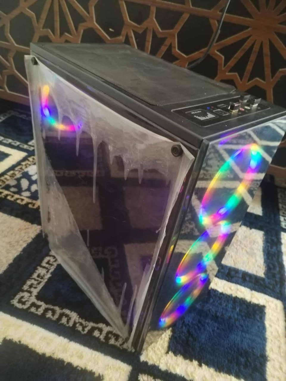 اغراض للبيع
حاسبه للبيع
 💻 للبيع: حاسبة كيمينك (Gaming PC) متكاملة بنظافة ممتازة
الحاسبة نظيفة جداً (مثل ما موضح بالصور نايلون الكيس بعدها عليه) وجاهزة للاستخدام المباشر، مناسبة جداً للألعاب (مثل ببجي، فورتنايت، قراند) وللتصميم والدراسة.
🔍 المواصفات التقنية:
المعالج (CPU): AMD Ryzen 5 2600 (ستة أنوية، أداء قوي جداً بالبرامج والألعاب).
كارت الشاشة (GPU): NVIDIA GeForce GTX 1050 Ti (ذاكرة 4GB GDDR5) - معروف بأدائه المستقر.
الذاكرة العشوائية (RAM): 8GB DDR4 بسرعة 2666 MT/s.
التخزين (Storage): هارد سعة 1.13TB (مساحة كبيرة جداً لكل ملفاتك وألعابك).
اللوحة الأم (Motherboard): Gigabyte B450M DS3H V2 (تدعم التحديث المستقبلي بسهولة).
النظام: وندوز 11 برو (Windows 11 Pro) أصلي ومحدث.
📦 الملحقات المجانية:
شاشة نوع DELL أصلية بدقة واضحة.
كيس (Case) احترافي يحتوي على 3 مروح RGB أمامية للتبريد والشكل المميز.
سبيكر (Subwoofer) ماركة Kisonli بصوت نقي وقوي (يدعم بلوتوث، USB، ورام).
كيبورد وماوس كاملة.


**إذا كنت صاحب هذا الإعلان وتريد حذفه لأي سبب، رجاءا أرسل رسالة إلى الدعم الفني**