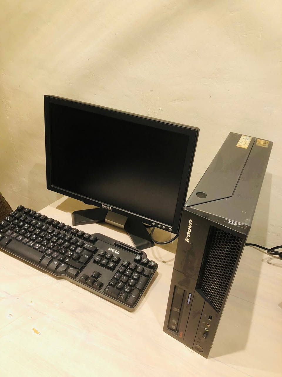 شاشه دل مواصفاتها 
المعالج dno i2 core
الرام 4 كيكا 32 bit
كارت الشاشه 2GB


**إذا كنت صاحب هذا الإعلان وتريد حذفه لأي سبب، رجاءا أرسل رسالة إلى الدعم الفني**