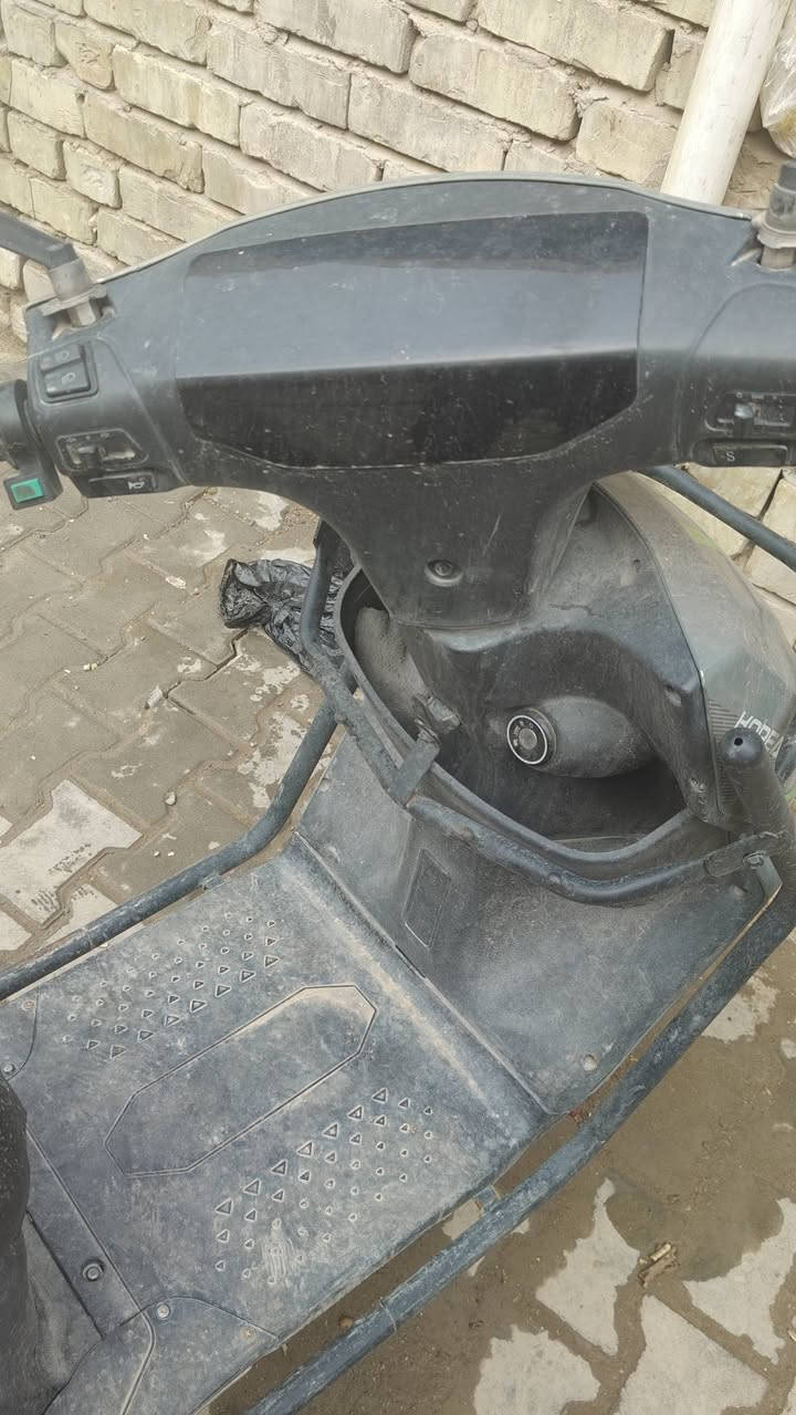 السلام عليكم
دراجة شحن 6 بطاريات 

الدراجة بطارياتهه نص عمر 

العنبار مال بريك الخلفي عاطل بيهه كون يتبدل 

وكشرهه وشكلهه كله مبين بالصور 

سعرهه 300

مكاني الشعلة 

***********
