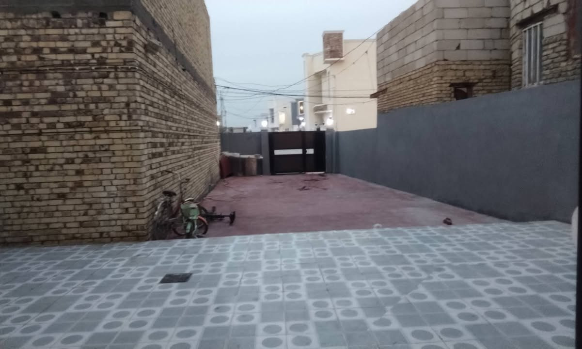 نستمر بالعروض بيت مساحه 350متر حي الامين الاول شارع التنانير 2غرف مطبخ صاله استقبال وكراج بناء حديث موقع كلش حلو بصف المدرسه خدمات كامله *********** الي عنده عرض يدزه خاص مع تفاصيله
