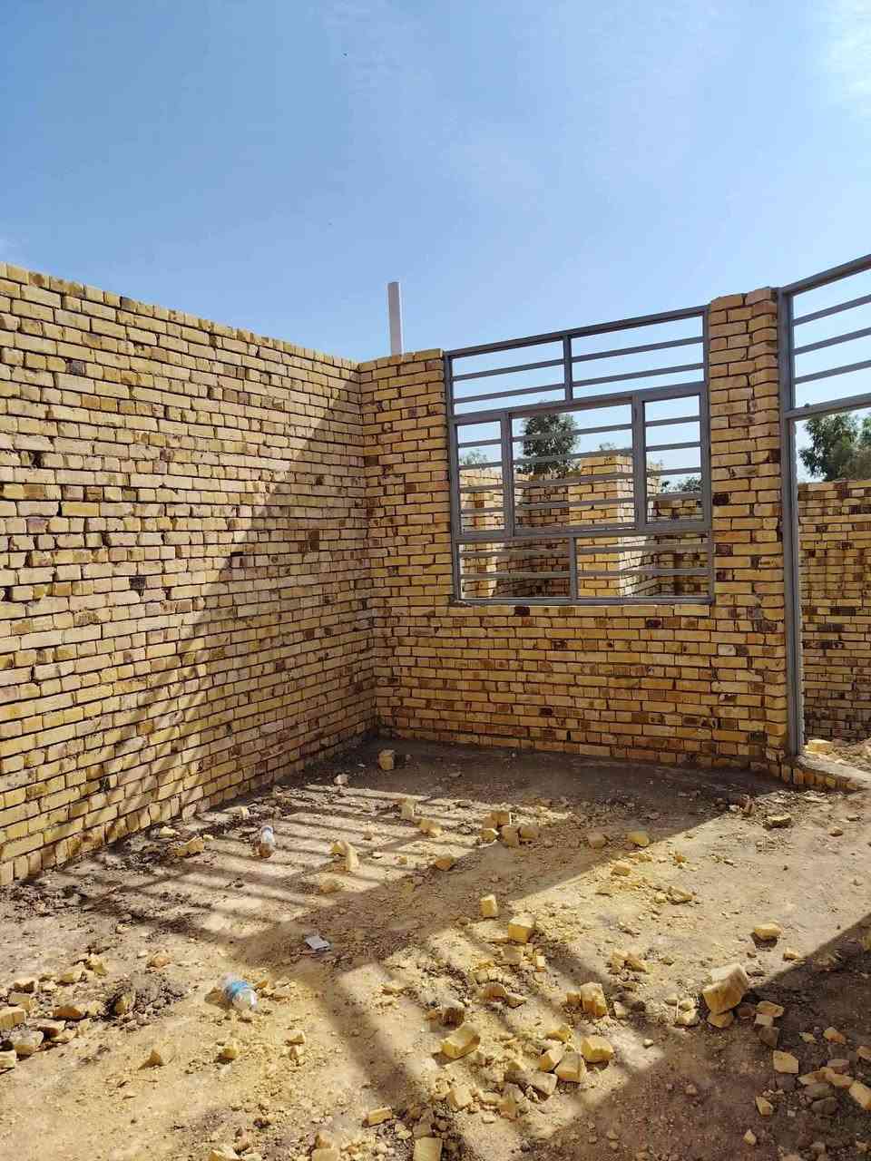 السلام عليكم هيكل للبيع واسط حي الحكيم شارع الوائليه يحتوي على غرفتي النوم وصاله واستقبال وصحيات وطرمه وكراج بناء طابوق كافه خدمات من مجاري مرقم قبل البلديه سنه 25 طابوا زراعي المساحه 180 السعر خاص المراجعه دلاليه سيد حيدر ***********
