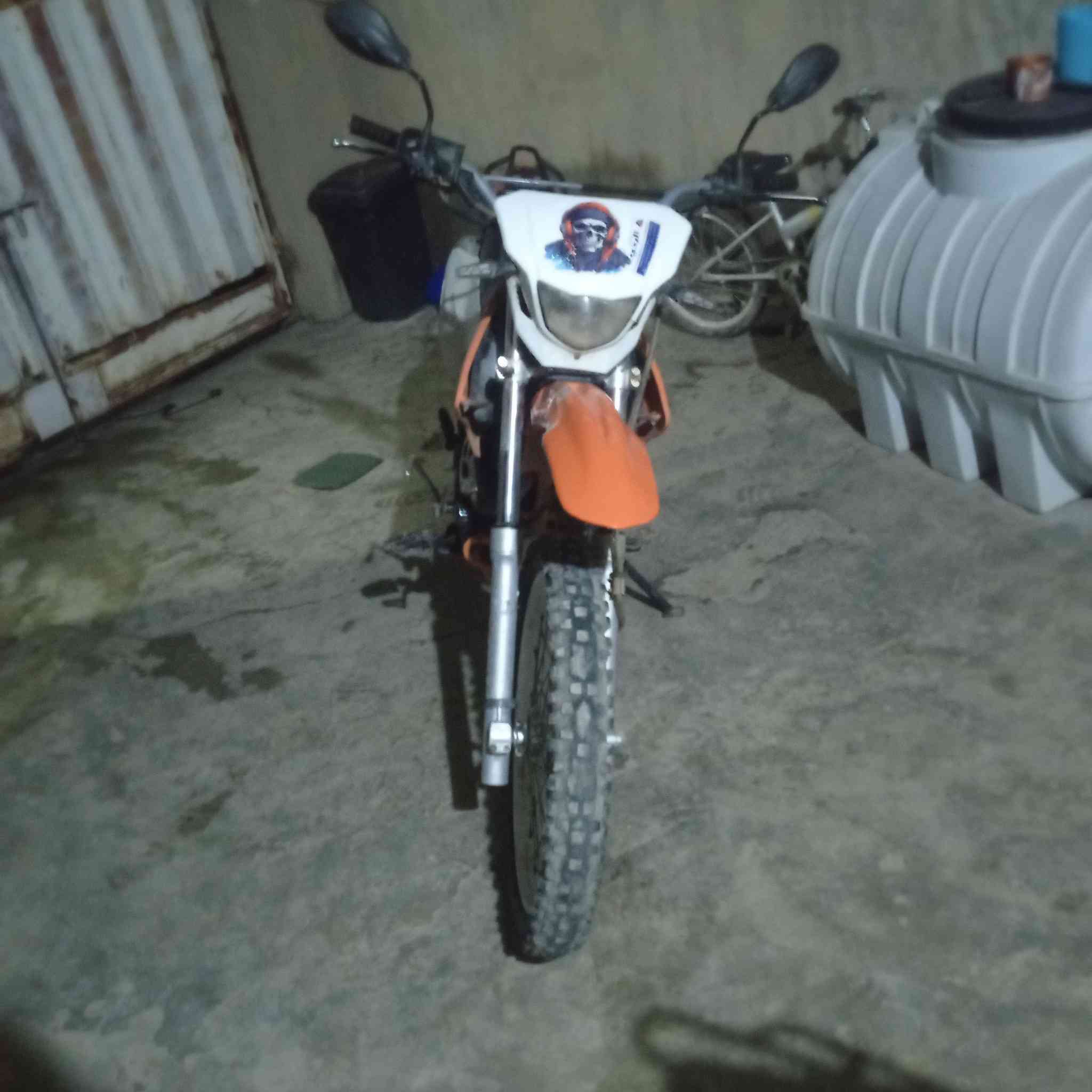 سلام عليكم دراجه قفاز البيع موديل 2022دراجه حلوه ونضيفه كهربيات كله شقله تخم تايرجديد اوراق كامله مكينته ربع دراجه شلعه ومعدل فول دراجه  مراوس هم عادي مكانك ديالى بلدروز رقم ***********
