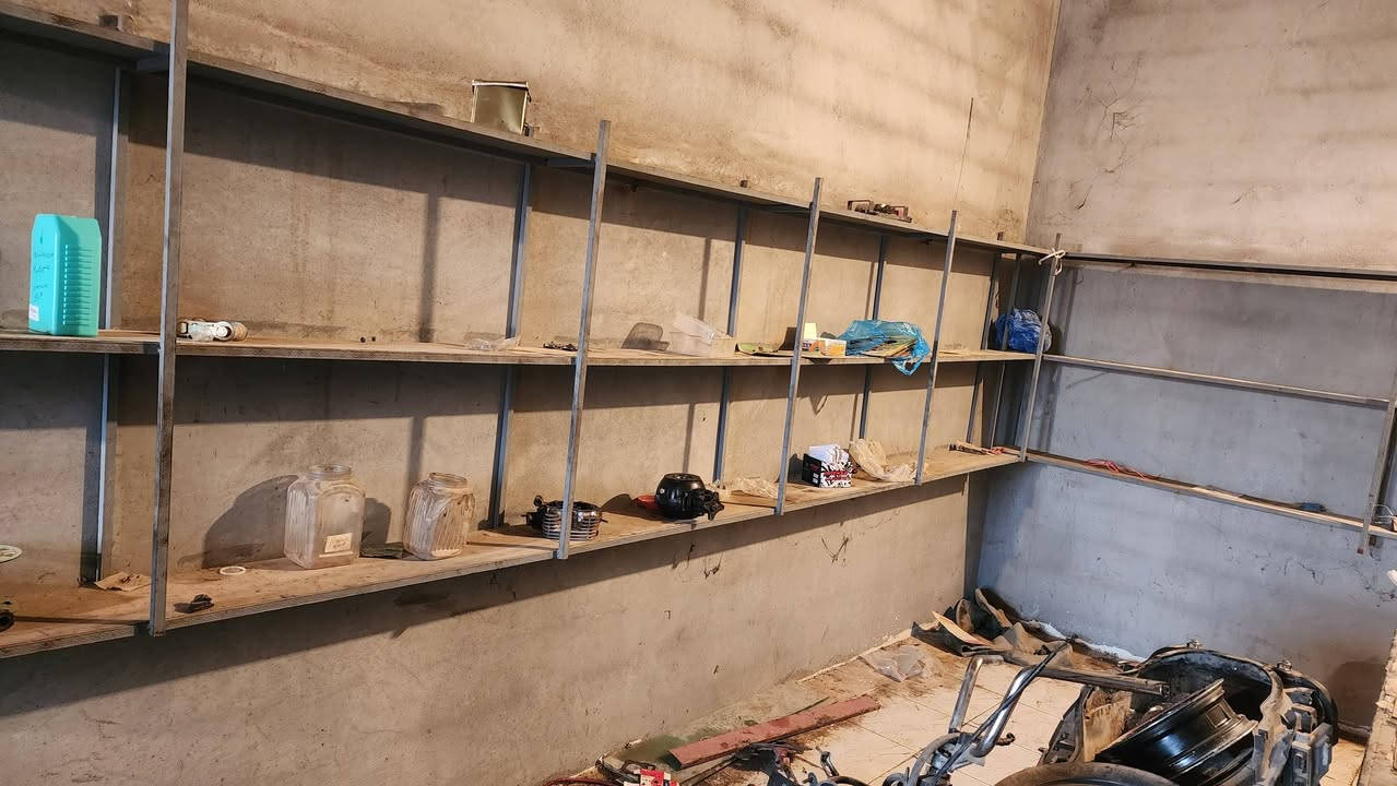 رفوف للبيع عدد3حديد ثقيل 
ثنين طولهن ٦متر وارتفاع متر ونص  وعرض ٤٠ 
وحده طولها ٤متر وارتفاع متر ونص شراي يتصل عل رقم انا مكلف بالنشر مكان قرنه ثغر رقم ***********
