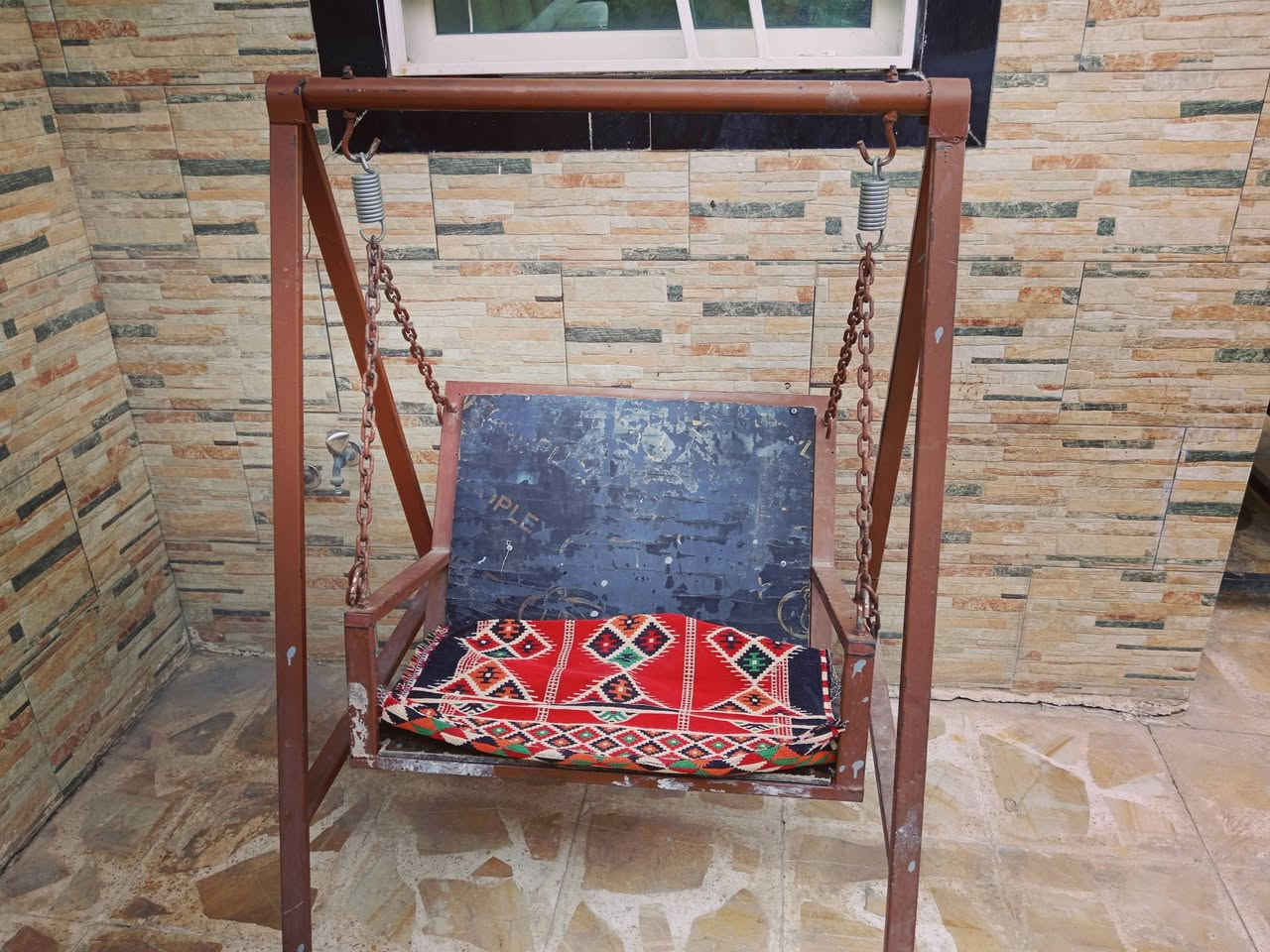 غراض للبيع طباخ كريازي الاصلي وميز طعام ومرجوحة للبيع ***********
