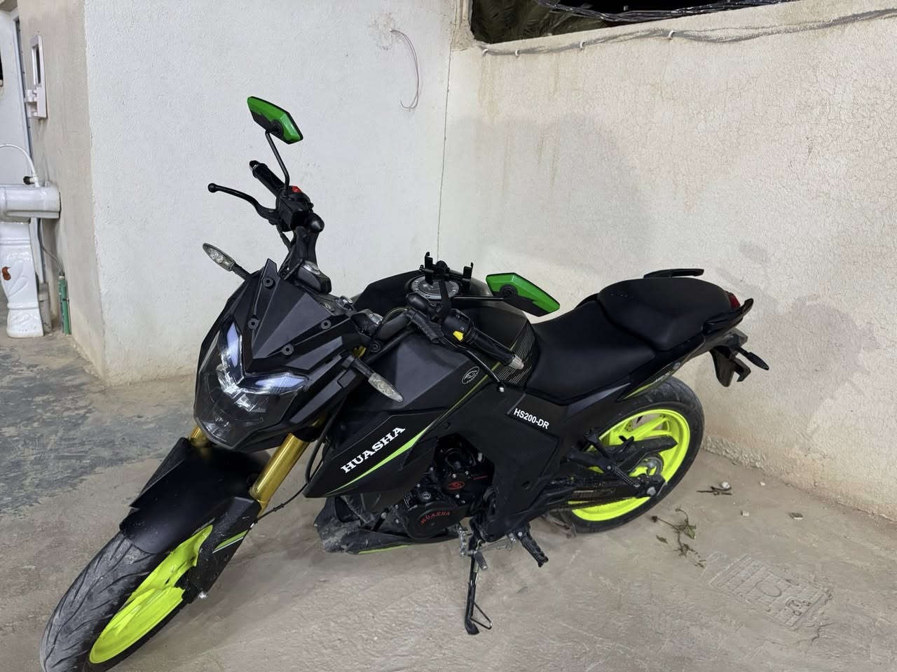 هيوشه DR 200.
‏6كير.  لون. اسود  
محركه كير نضافه فول  
بصمه تشغيل عن بعد  
 اضافي صالنه رياضيه 
السعر. مليون و 400بيها مجال 

المكان الأنبار حديثه   ***********.
