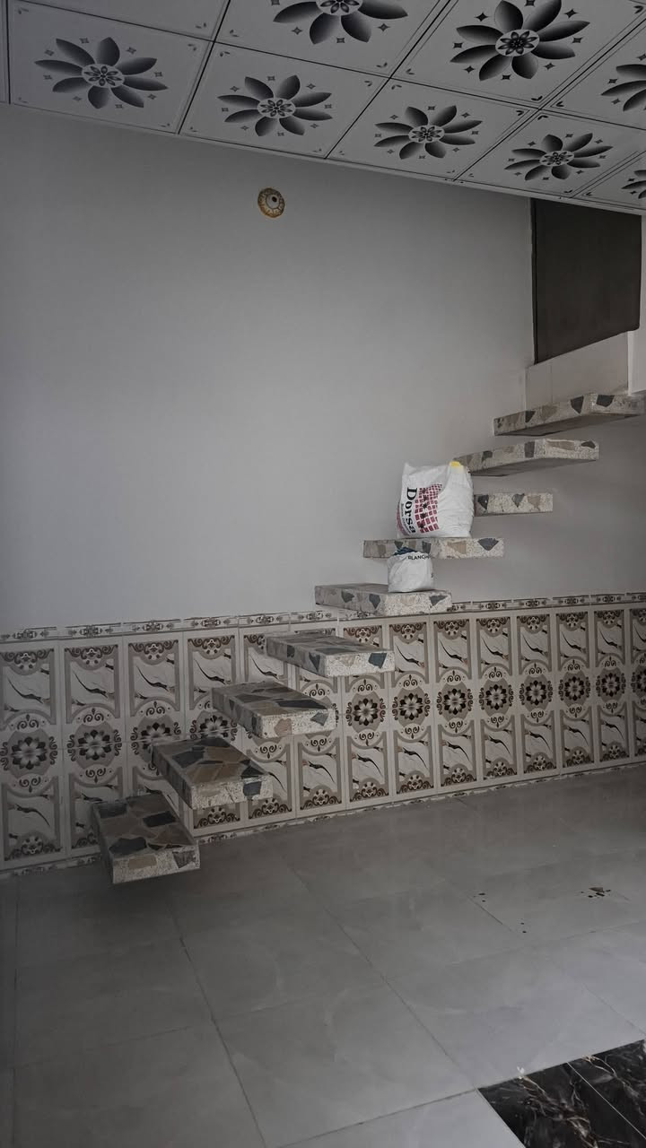 سلام عليكم  70متر للبيع اساس طابوك بناء بلوك وعكاده يحتوي على غرفه او صاله وستقبال شارع المطار بشارع علكم بشارع حاتم الخير نهايت المقرنص  ***********
