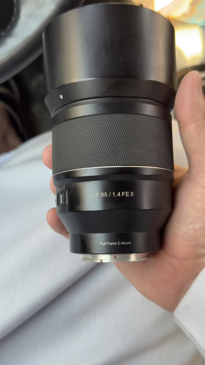 عدسة Samyang AF 85mm F1.4 FE II للبيع
🔹 الموديل: Samyang AF 85mm F1.4 FE II

🔹 الماونت: Sony E-Mount (فل فريم)

🔹 فتحة العدسة: F1.4 – F16

🔹 البعد البؤري: 85mm

🔹 أوتوفوكس سريع وهادئ مناسب للتصوير الاحترافي

🔹 عزل (بوكيه) ممتاز جداً للصور الشخصية والبورتريه

🔹 حدة عالية وألوان جميلة

🔹 تدعم كاميرات سوني فل فريم و APS-C

🔹 مقاومة للعوامل الجوية 

للتواصل ***********
السعر ب550 الف وبيها مجال
