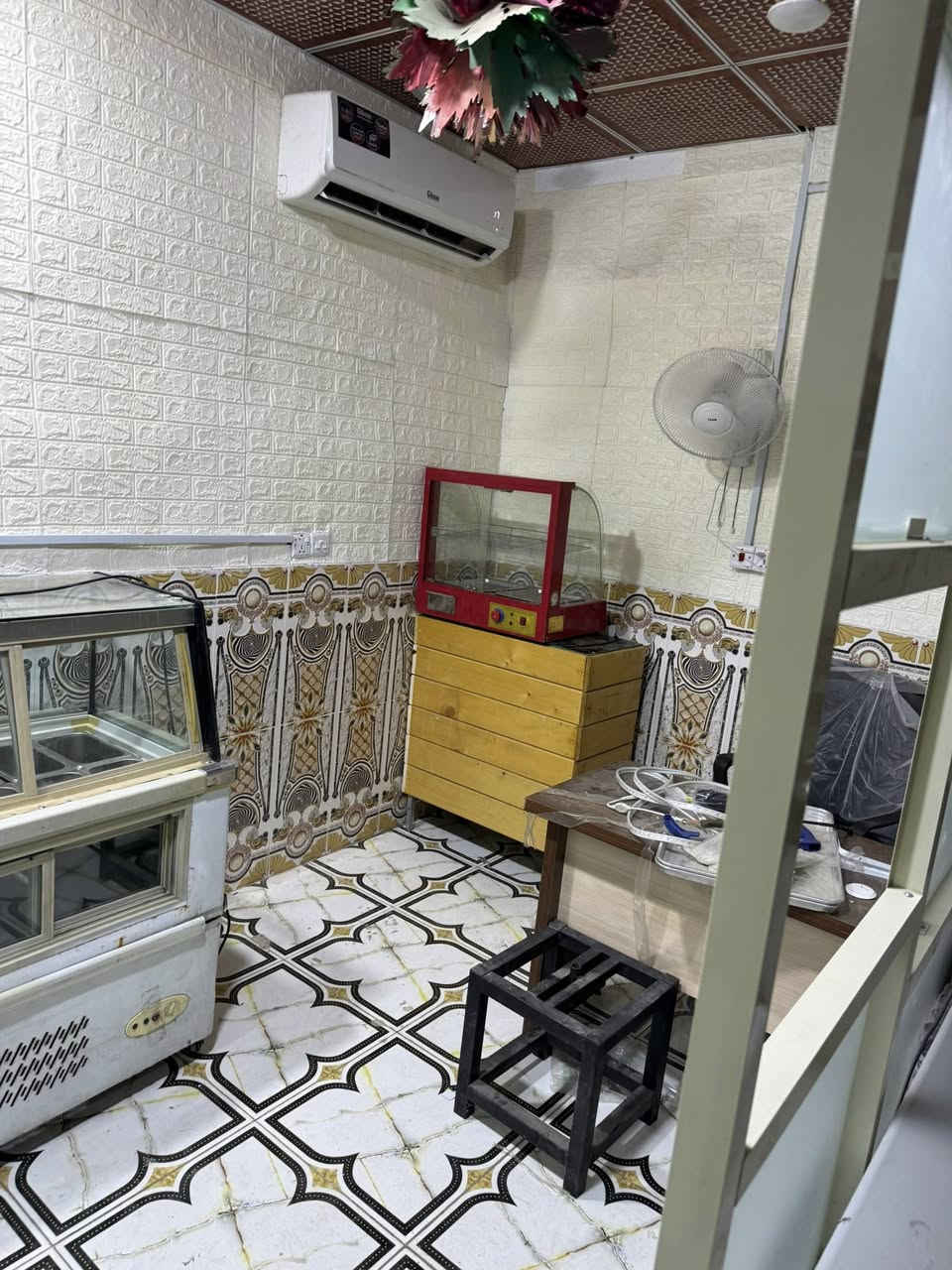 السلام عليكم اعادة نشر بسبب الوعود الكاذبه مطعم كامل ما يحتاج خاشوكه تسوك وفتح المطعم يحتوي على
فرن بيتزا +مع ميز +وصواني 
قلايه برجر مزدوجه مع قلايه فنكر
شوايه كص مزدوجه 
شوايه دجاج ١٠ عيون 
ميز تحضير ستيل غذائي 
عجانه 
مثرامه 
براد مقبلات ١٠ بلانك 
مجمدات ٢
براد مشروبات ١
ميز كاشير 
شوايه كباب كبيرة 
جام خانه تفصال 
المطعم جاهز ما بيه نقص خاشوكه 
العنوان الهوير شارع الصناعه قرب دائرة الكهرباء 
سعرة مناسب *********** بيع او ايجار
