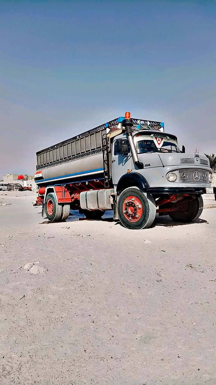 للبيع اقجم مديل ٨٣محرك سوبر جديده تخم تاير  رقم نكليزي بسمي مداور ثاني يوم سياره  مكفوله  من ضربه بيهه صبق مرشوشه سياره جاهزة الستفسار على هاذ رقم ***********
