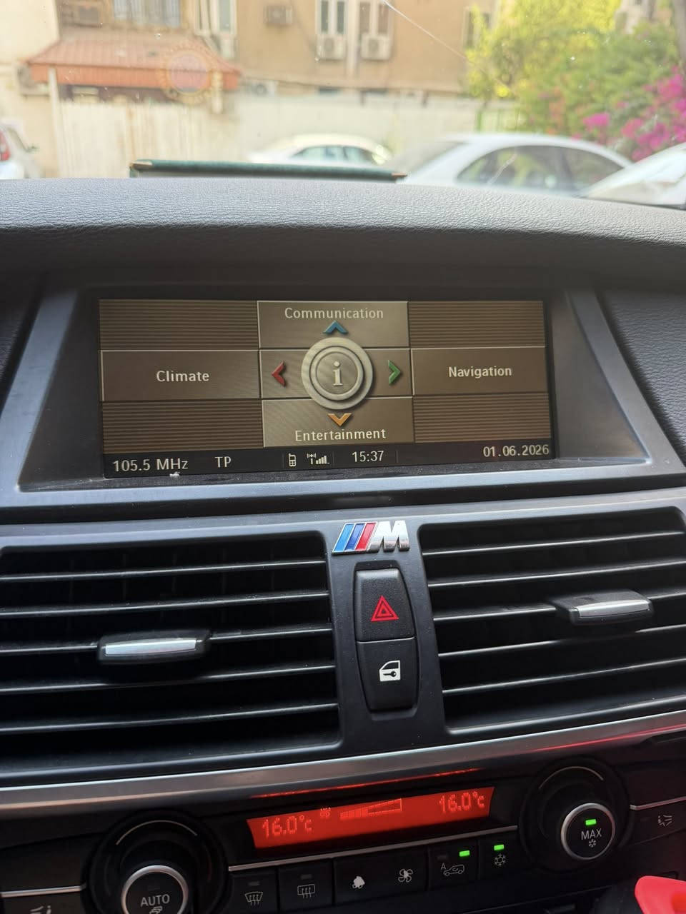 سلام عليكم 

اقرة التفاصيل بتمعن 

BMW X5 V8 2009 4800cc

سيارة مو عراقية رقمها كويت صاحب السيارة مواطن كويتي ساكن بالعراق ابغداد تحديداً ومتزوج ومستقر هنا مسويلي وكالة بيها وامشي كلش براحتي بحيث العراق من الشمال للجنوب مفترة وأوراقي كلها اصولية واليوكفني يجيك اوراقي ويكولي توكل لان كلشي رسمي 

السيارة إقامتها تجدد سنوياً كل سنة بشهر الواحد تجدد تكاليف التجديد ٢٠٠$ صاحب السيارة المواطن الكويتي هو اليجدد الأوراق 

الوكالة عراقية تكون من كاتب العدل لان المواطن الكويتي عندة اقامة عراقية فيعامل معاملة العراقي بكل الدوائر 

مواصفات السيارة :-

بانوراما 
بصمة 
حساسات امامية خلفية 
شاشة كامرة 
كراسي كهرباء جلد 
داخل ٣ الوان بلادي جوزي اسود رصاصي
تبريد امامي + خلفي الامامي تحكمة بالاثنين والخلفي ايضا بي تحكم لحالة (كمبريسر جديد هسة مبدلة يم علي هدف)
صوت صالنصة رياضي بلادي بدون نشاز 
لايتات زينون + بروجكتر زينون 
ويل كب ٢٠ 
السيارة مضللة بالكامل بنسبة ١٠٠٪؜ لكل الجامات ما عدا الامامية مسويها ٥٠٪؜ علمود اشوف اكثر 

بالمناسبة السيارة غير مشمولة بكافة الغرامات لان السيارة غير عراقية 

السيارة الصدر مالتها بي طكطة يرادلة ترتيب + واشر قبغ ولفات لازم يتبدل يعني شغلات بسيطة لكن لازم تنذكر حتى تكون كل التفاصيل واضحة 

السيارة من فضل الله تخبل وكشخة وفيكة وشبابية وكلهن بيهة وكلشي بيها شغال ما عندي بيها تحوير وتجطيل تاخذ شي نظيف ومرتب 

السعر المطلوب ٧٣ ورقة وبيها مجال بسيط 

يعني من الاخير حار ومكسب ورخيص 
للاستفسار 
*********** 
مكاني بغداد زيونة
