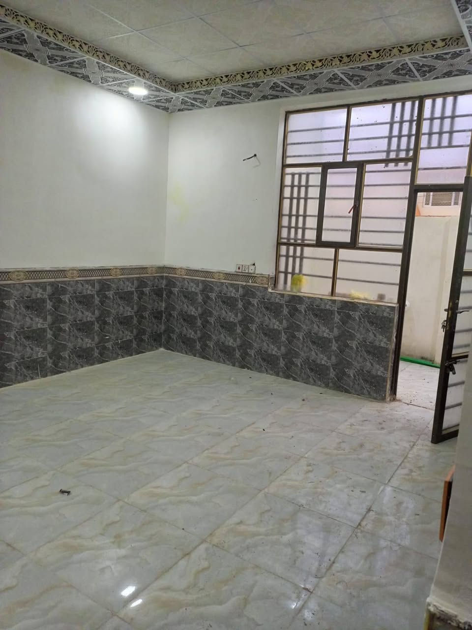 السلام عليكم دار للبيع او الرهان في شارع المطحنه شارع 32/ 100 متر مربع رقم الدار 23 ركن يتكون من غرفه وصاله ومطبخ واستقبال وتخاريج داخليه وخارجيه للاستفسار اكثر الاتصال على الرقم
***********
