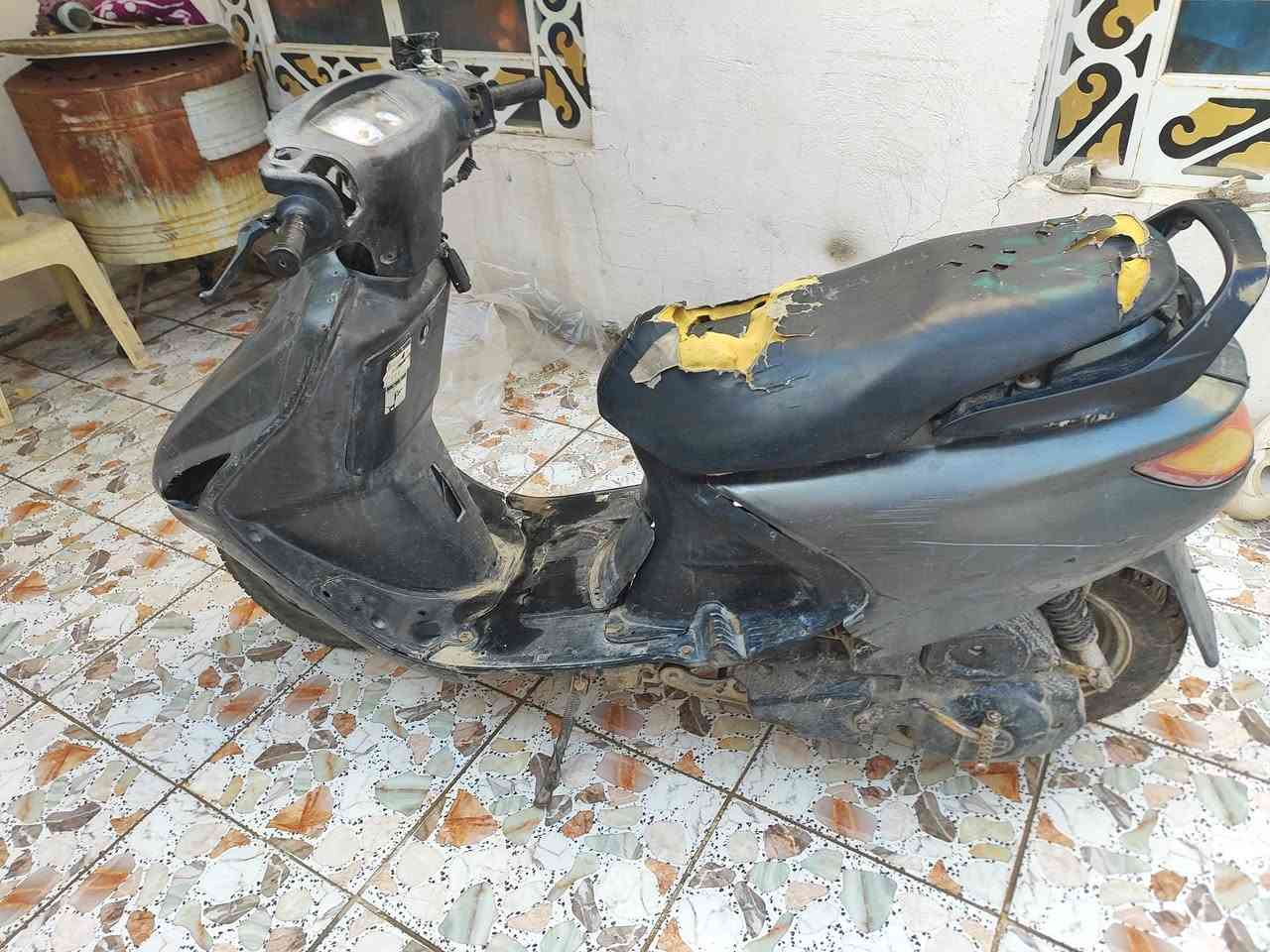 سلام عليكم دراجة للبيع محرك حاوية نضيف  ما مفتوح عوزهة ترتيب شوية  السعر 275وبيهة مجال لشراي المكان نجف الحولي شارع 30 الاستفسار ***********خاص متواجد
