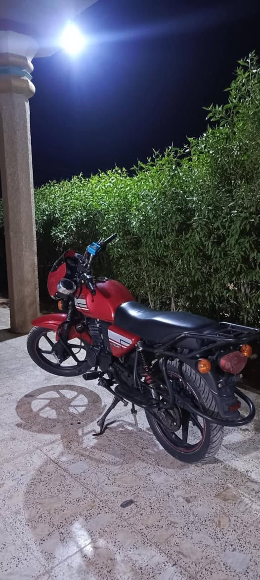 السلام عليكم 
دايوان 2020 لون احمر اوراق كاملة اصولية ماشي بمعاملة الترقيم واصل بيها للهزة باقي فقط بصمة الوكيل وتستلم سنوية ولوحات دراجة اخت الجديدة تبديل دهن كل 15 يوم مكينة 150cc على وضع البلاد مكينة وكير وكهربائيات مكفولة كفالة عامة 
السعر واحد و350 مكاني بغداد ناحية الوحدة قرب مجمع بسماية 
للتواصل// *********** بغداد, العراق
