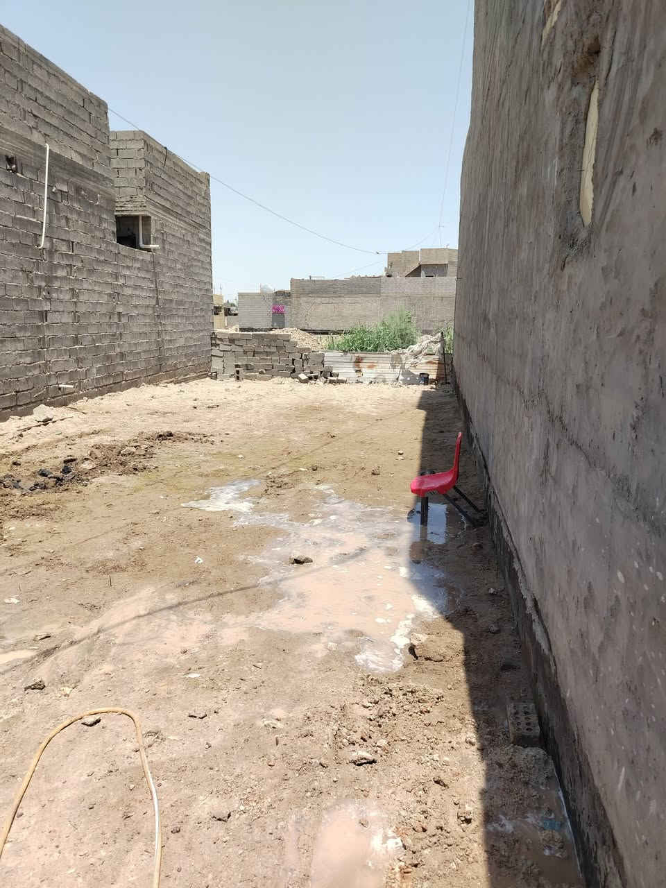 السلام عليكم توجد قطعه للبيع مدفونه + واصلها كهرباء + ماء الي يوالمني فقط يدك جعب العنوان الفلوجه خلف مجمع الرحاب شارع المضيف ثاني فرع مساحته 125شارع12طازراعي السعر 14  للاستفسار الاتصال على الرقم ((***********))
🤝
