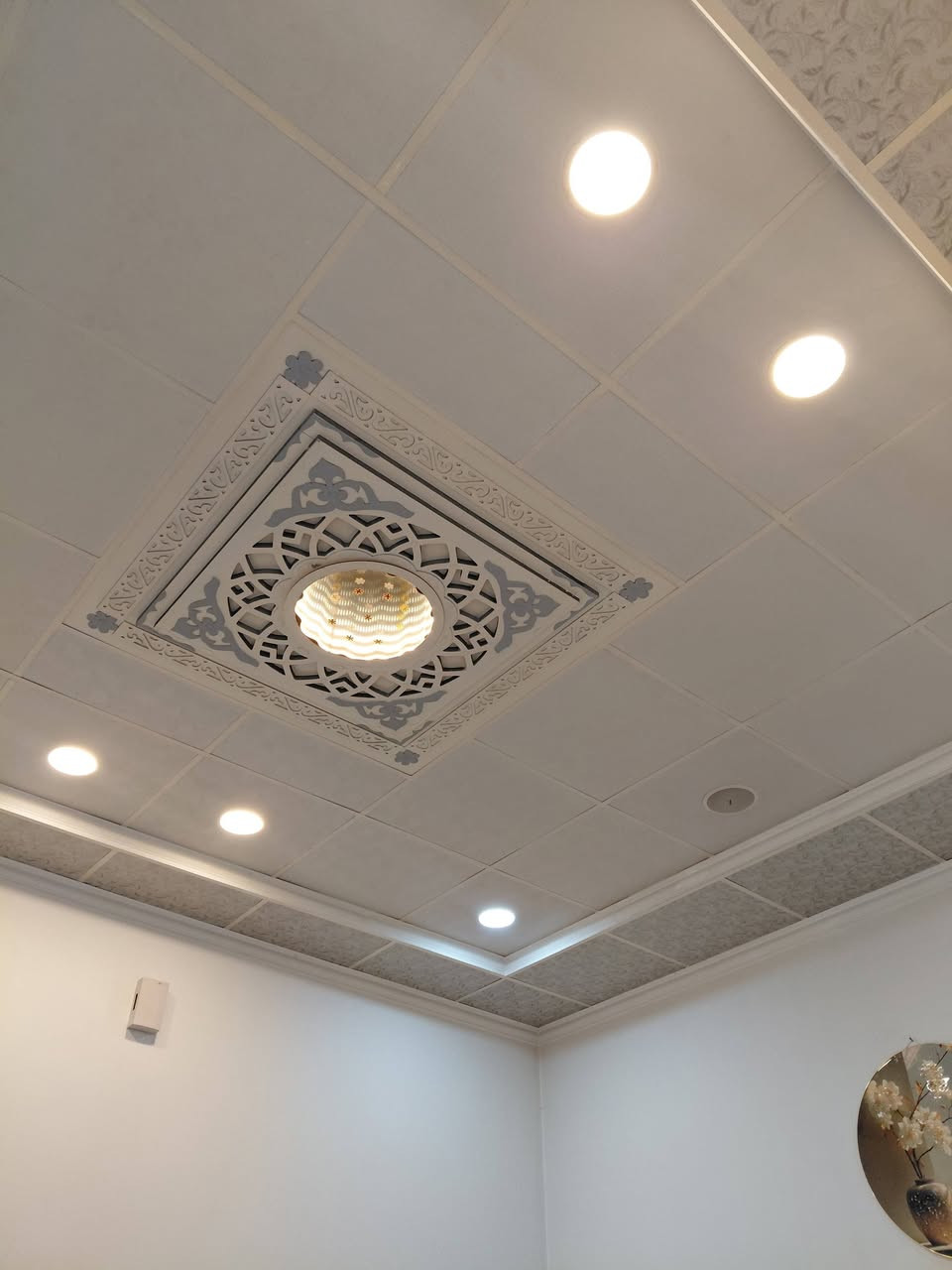 سقف ثانوي للبيع هو ومحتوياته قياس ٤×٤ونص كله شلع قلع ب٧٥ قفله للتواصل علهل رقم ***********

