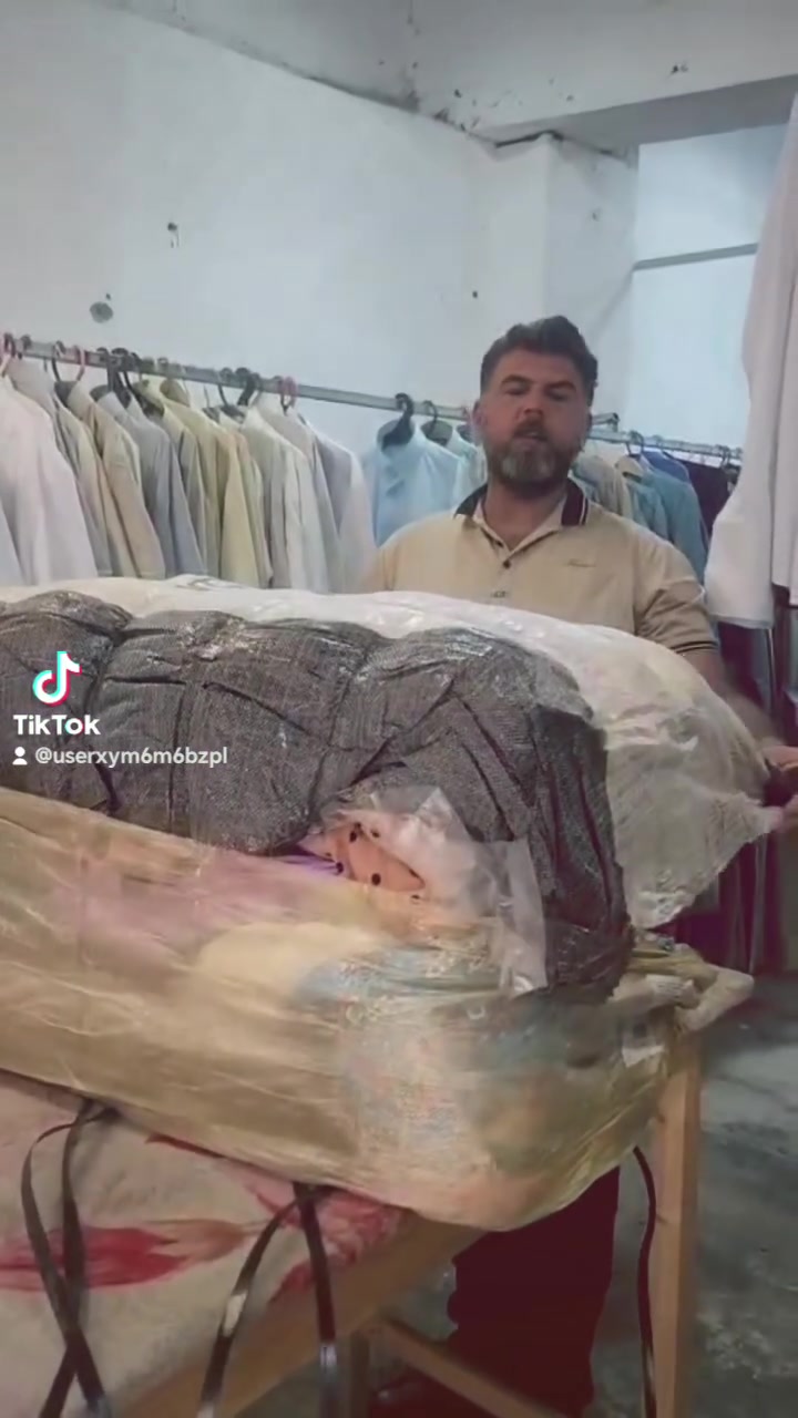 السلام عليكم وجبه جديده فساتين نسائية قمصان نسائي كل قياسات موجوده ونظافه فول وتدللون علينه العنوان بهرز خلف السوك عماره حجي خلف للاستفساروالتواصل على رقم ***********
