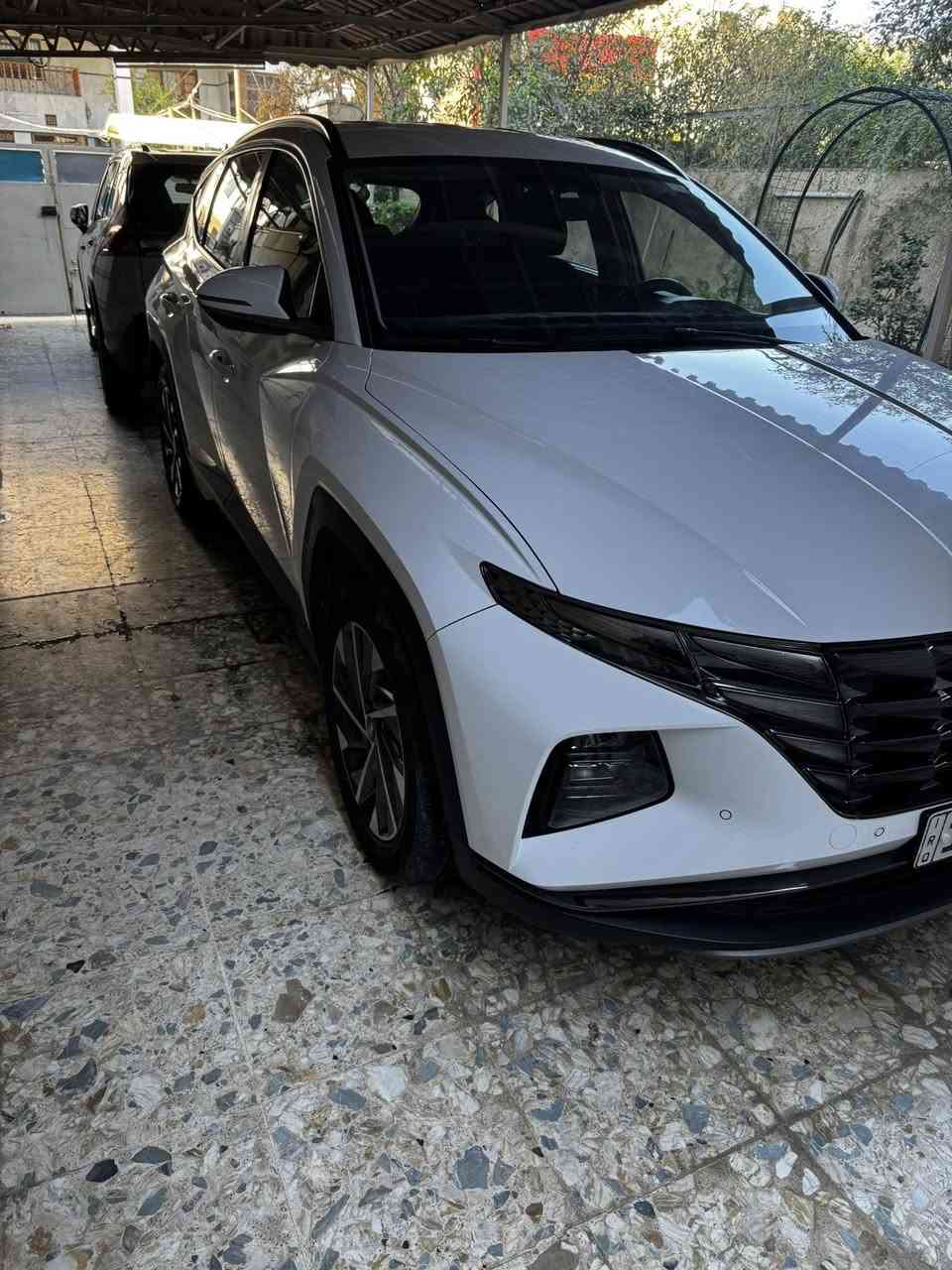 السلام عليكم و رحمة الله
توكسان 2023 خليجي فول مواصفات 1/1 عدى البانوراما 
السيارة جديدة ومكفولة من كلشي عدا بارد بسيط بالجاملغ الخلفي  ماشية 50 الف استخدام شخصي رقم انكليزي باسمي 

السعر المطلوب 21000 $ 
بغداد ***********
