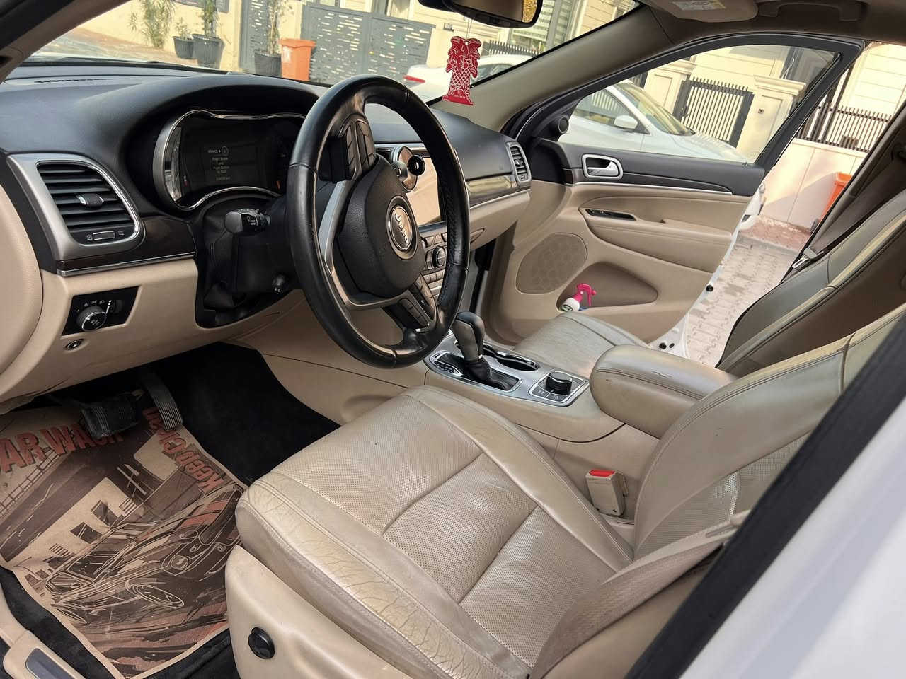 السعر ٢٩٥ بيها مجال بسيط 
جيب جراند شيروكيLimited  plus sport 
خليجى   2018
عدد الأميال : 145ميل
سلندر: 6 سلندر
محرک: 3.6 
الكاميرا الخلفية-بصمتين وياه - سقف بانورامي  - صندوق كهربائي  - مستشعر وقوف - تدفئة المقاعد - بصمة - شاشة  - مانع الانزلاق - تدفئة مقود القيادة -- التشغيل عن بعد - 4x4 - رادار - أوتو بارك - التحكم الإلكتروني في الثبات - تحذير من الاصطدام الأمامي - مرايا جانبية تدفئة - خطوات جانبية - زر التشغيل
٣شاشات
العنوان: سلىمانية-

☎️-***********
