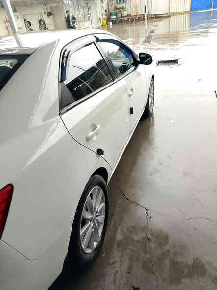 السلام عليكم للبيع سيارة نوع سيراتو خليجي موديل 2010 اللون ابيض المواصفات فتحة سقف ويلكب اشاير بلمري تحكم ستيرن داخل لونين جام كلة كهرباء تبريد ثلج وتدفئة مكينة 1600 دوش تخم تاير وصدر خير من الله العنوان بغداد الرقم *********** السعر 98ورقة وبيها مجال بسيط
