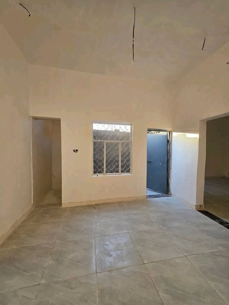 اعلان.....
بيت للبيع بحي الاعلام مساحه 150متر ركن زراعي اقرار محكمة 

يحتوي على غرفتين وصاله ومطبخ وبراني وصحيات خارجيه وداخليه 

السعر 42 مع المجال

بيت بناء جديد مامسكون 

للاستفسار اتصال على الرقم 
***********
***********
مكتب الساعي للعقارات 

العنوان سايدين حي الشرطه مقابيل أسواق الريتاج 🏢
