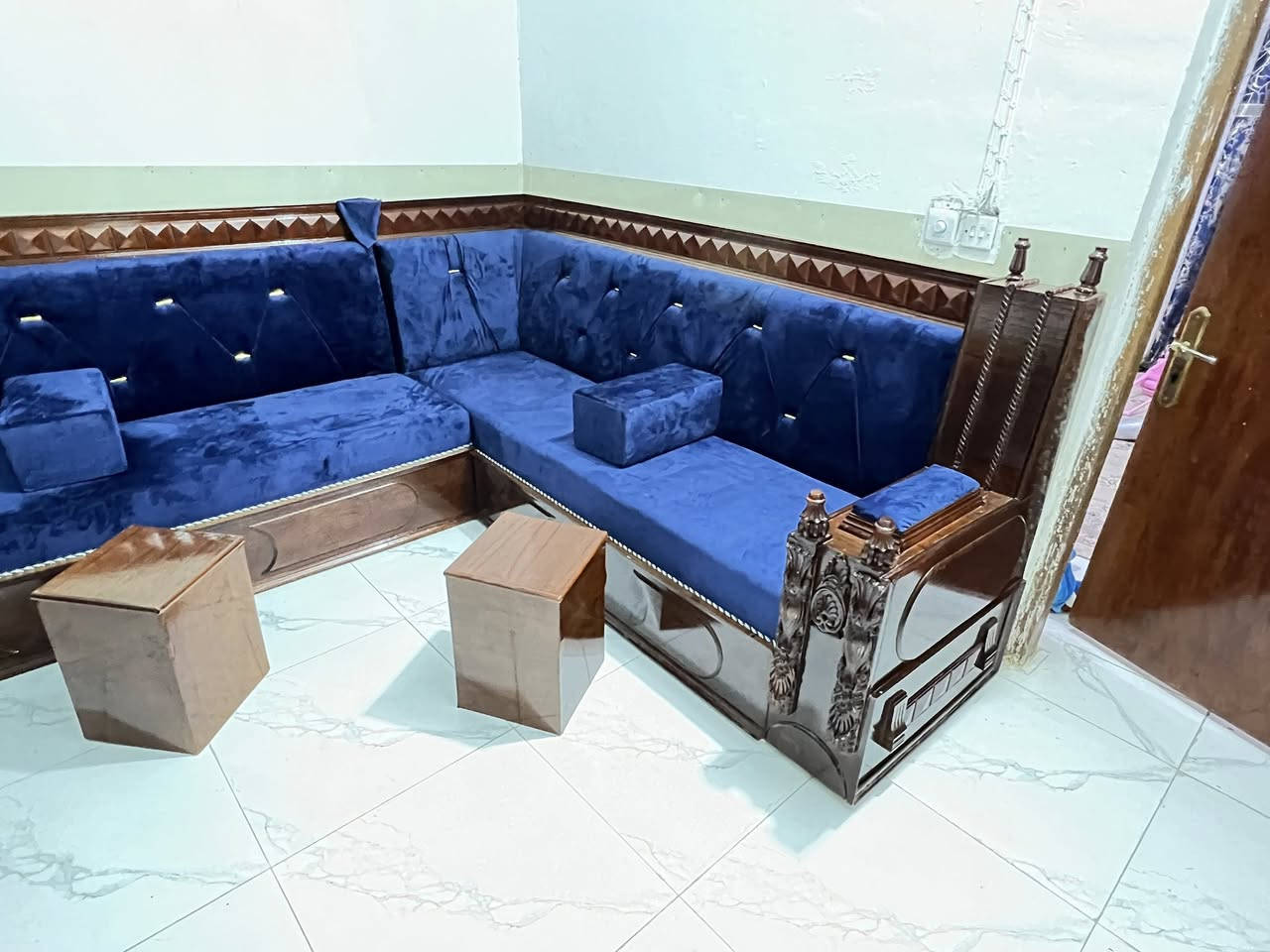 يالله شغل ديوان صاج شغل معمال ومعراض الاخوين
بلوك نقش زان لوح روسي تراس. 
نوع السفنج كستره ١٥ سنتيم 
القمش. المرمري ساده 
سعر المتر ١٤٠ جوه سوك. عنوان ناصريه حي سومر 
قراب عمارت ماجد توصل وتساب ***********
