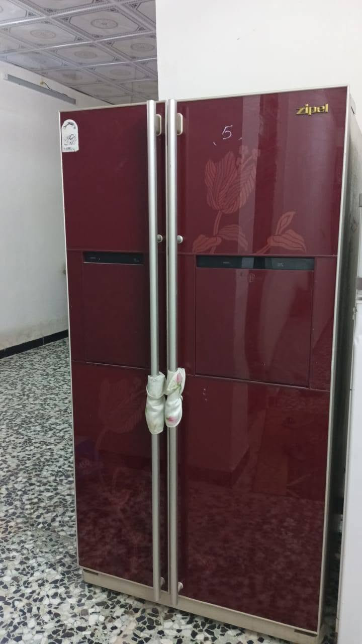 ثلاجه للبيع نظيفة اخذتها ب700 الف اريدها ب300 وبيها مجال بسيط عنوان الزعفرانيه التواصل خاص و رقم ***********
