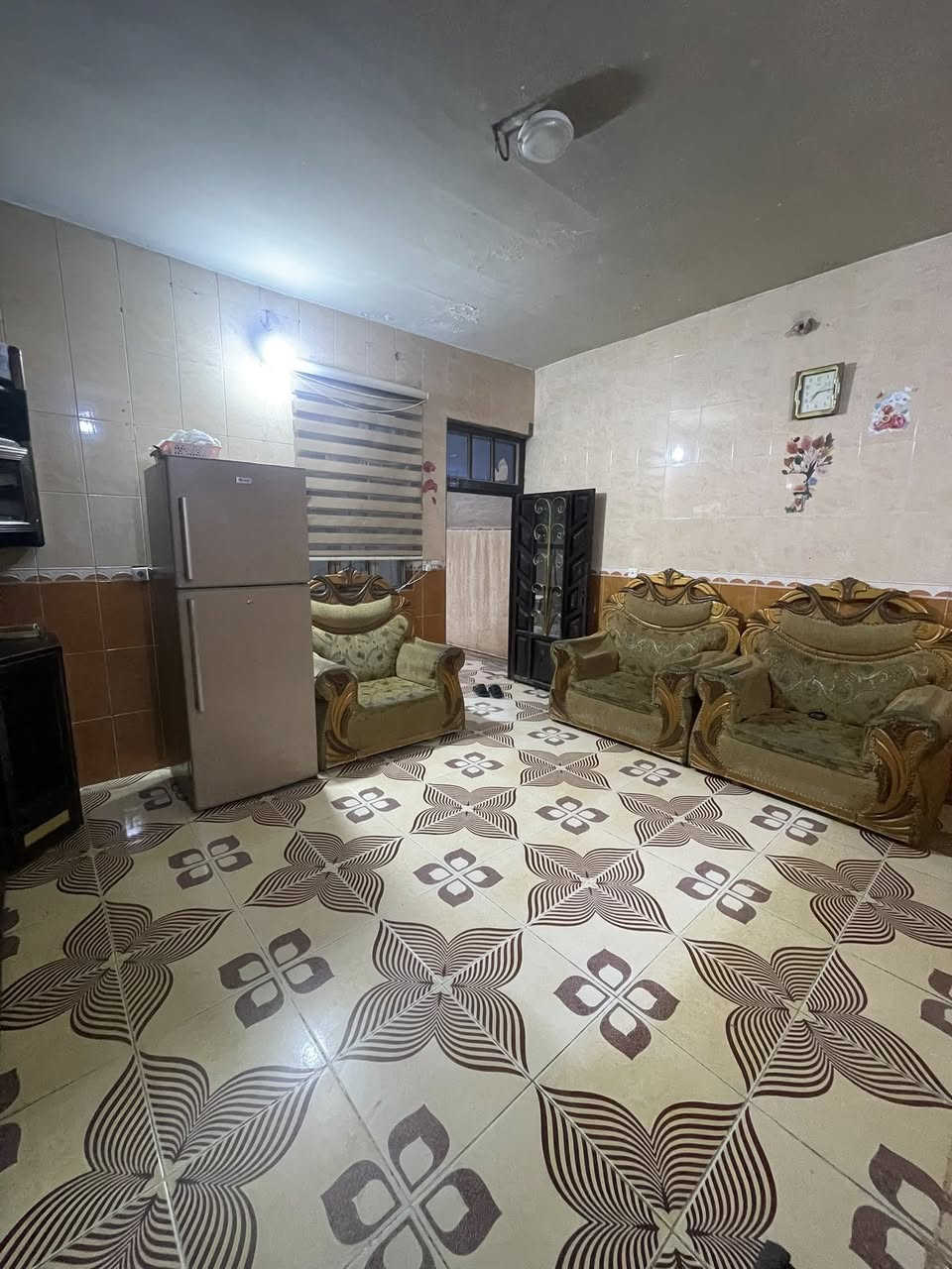 🏠 دار للبيع 300 م 
الوجه 10 نزال 30 
القادسية شارع الدفاع المدني مفروز سند مستقل 
طابقين 
  🛌   4  غرف نوم استقبال مطبخ حار بارد صاله داخليه 
ارضية سيراميك صحيات عدد 3 
گراج يسع سيارتين مع حديقة 
السعر 155 قابل للتفاوض للاستفسار و الطلب مراجعة مكتب عقارات البرج 
موقع المكتب على خرائط جوجل https://maps.google.com/?q=34.658760,43.652771
أو الاتصال على الارقام التالية 
 
***********
***********
