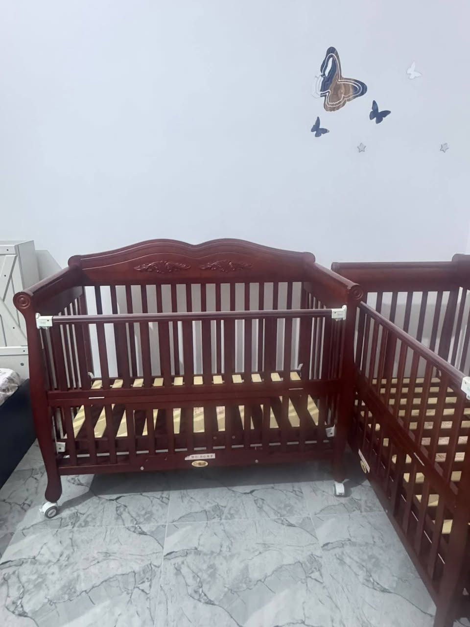 سلام عليكم ..سريرين اطفال للبيع من عمر يوم الى ست سنوات واكثر بعدهن كلش جديدات ..تكدر تتحكم برتفاع ارضية السرير ..بالاضافه الى باب متحرك لسهولة الاستخدام مع مساحة تخزين 
العنوان الحبانيه جزيرة الخالديه 
للاستفسار 
***********
***********
