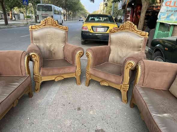 سلاوهاورییان
ئە م تاقمە کلاسیکە بۆ فرۆشتن 
10نە فەرییە تورکییە 
زۆر پاکو بی عە یبە 
ژ.م ***********
شوین.کە لار
