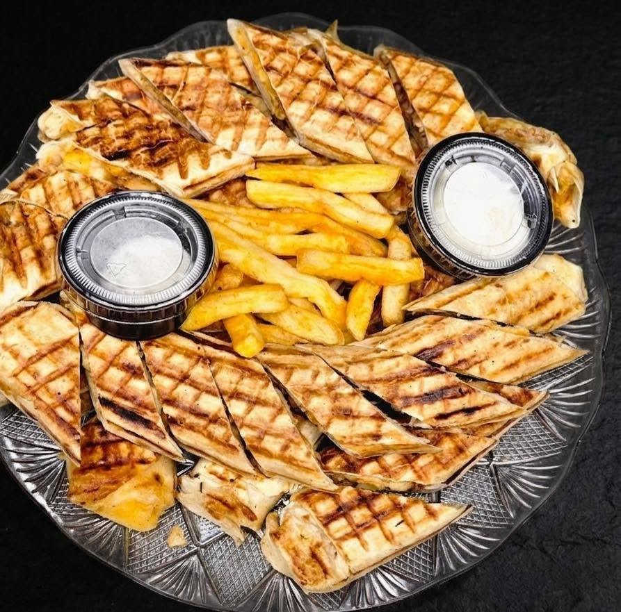 تحية لأهل منطقتنا الطيبين! ❤️🍟
شلونكم جيراني الأعزاء؟ 

إن شاء الله الكل بخير وصحة

حبيت أشارككم بـ [ ماكولات 🔥 Ah2] 

جيرانكم الجديدة اللي تفتح أبوابها الكم بكل حب

إحنا بصراحة ما نعتبره بس أكل سريع إحنا نهتم بأن نقدم لكم شي "نظيف" و"لذيذ" يبيض الوجه وكأنما مسويه بأيدنا بالبيت. أكلاتنا طازجة يوم بيوم والخدمة أكيد تليق بيكم وبكرمكم

كلنا نمر بلحظات "جوع فجائي" أو نكون تعبانين وما بينا حيل نطبخ فـ [Ah2] موجودة لخدمتكم وتدللكم بأطيب [صاج وبرجر رويز]

نحب نشوفكم وتجربون طعمنا، وإذا جربتونا مرة متأكد راح تصيرون زبائننا الدائمين

📍 عنواننا: [الحبانية المفتول قرب اسواق محمد سويد]

📞 للحجز أو التوصيل: [***********]

بخدمتكم دائماً وأهلاً وسهلاً بالجميع! 🌹
