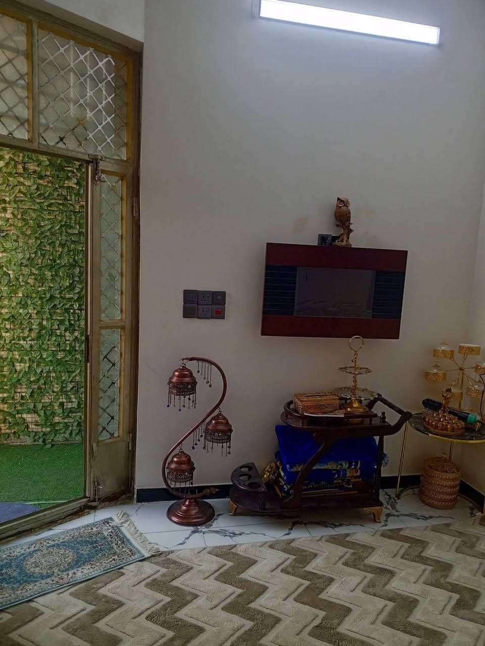 السلام عليكم مشتمل3طوابق 62واقع حال 63ركن الواجهة630النزال10حي العامل شارع حسينية الائمة ثاني ركن يحتوى استقبال مطبخ مفتوح صحيات الطابق الثاني غرفتين اوصحيات الثالث غرفةاوبيتونةاوصحيات بناءحديث 25السعر160الاتصال ***********مدخلين
